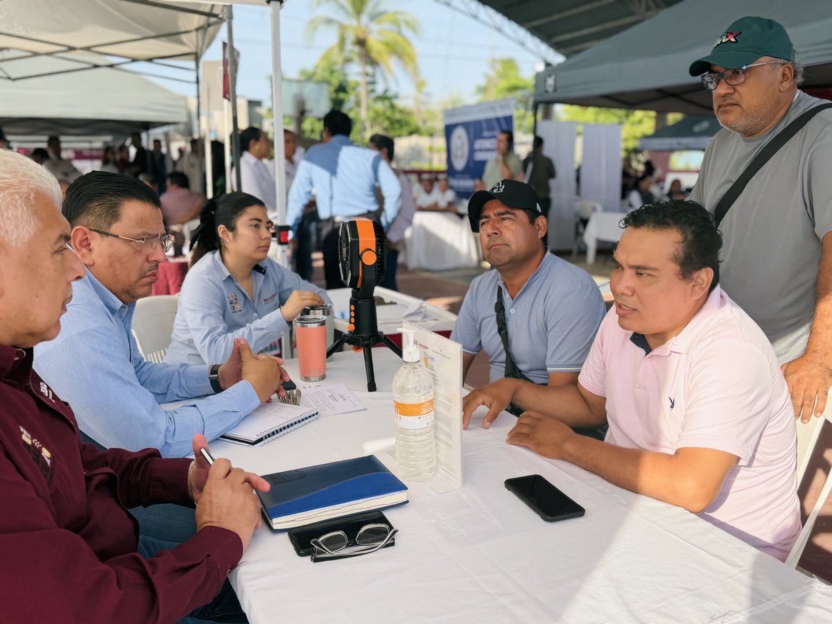 semovitab's tweet photo. 🛣️ Desde muy temprano estamos en Simón Sarlat, Centla, sumándonos a la Jornada de Atención al Pueblo en Territorio.

Una jornada productiva de atención y cercanía con la gente. 🤝

#GobiernoEnTerritorio #MovilidadTabasco #Centla https://t.co/XdKIk4eRXZ