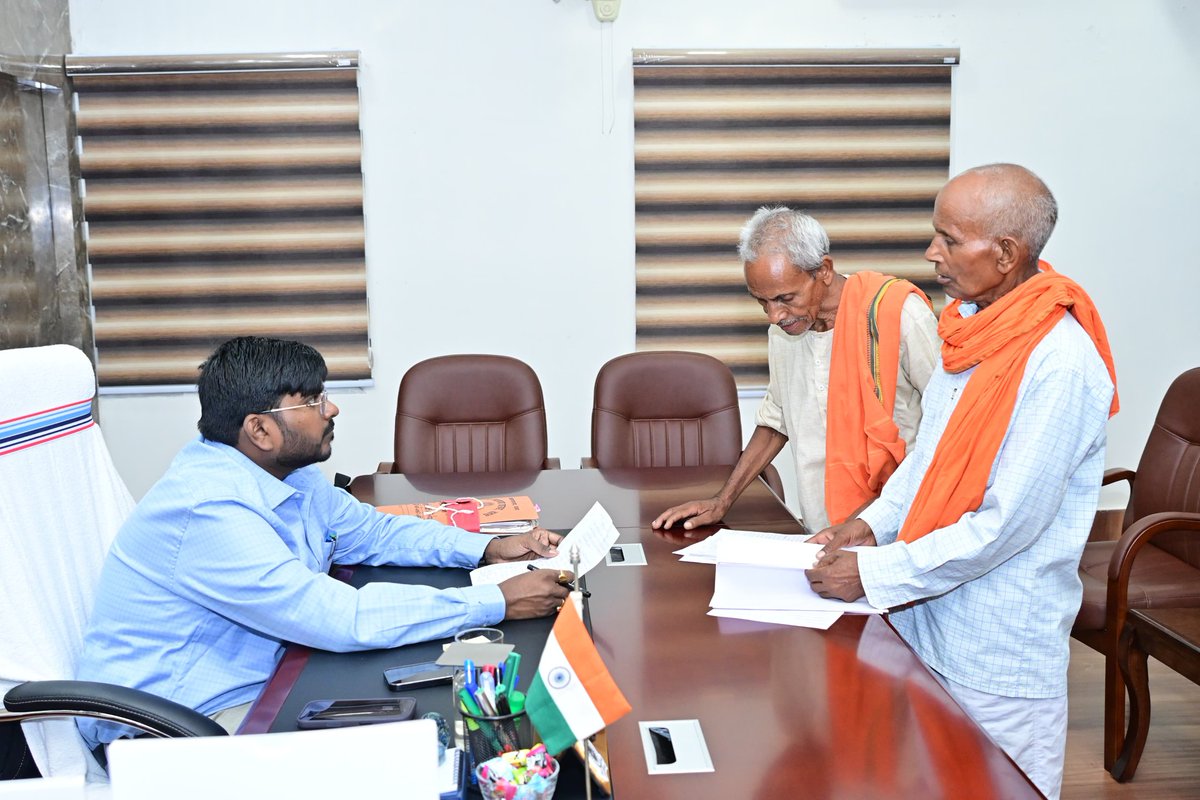 DCChatra's tweet photo. 📍 जनता दरबार में उपायुक्त ने सुनी आमजनों की समस्याएं

समाहरणालय स्थित कार्यालय कक्ष में जनता दरबार में उपायुक्त  ने विभिन्न प्रखंड क्षेत्रों से मिलने आए आमजनों की समस्याएं सुनी एवं  संबंधित अधिकारियों को मामलों के त्वरित एवं समयबद्ध निष्पादन के निर्देश दिए। @JharkhandCMO https://t.co/BfzY8nP5Ox