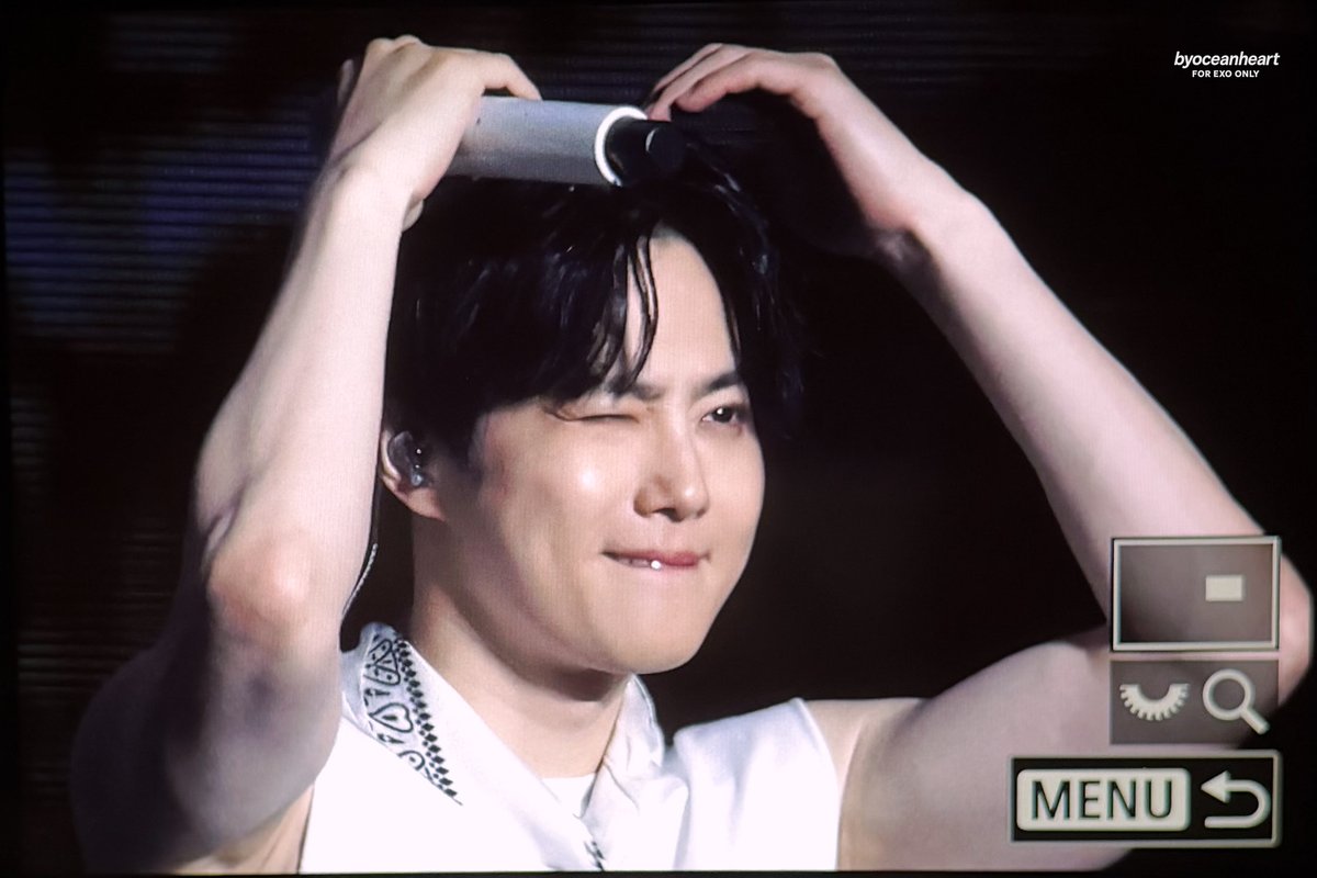 byoceanheart's tweet photo. 260613 EXhOrizon in Hong Kong Day1

😉

#수호 #김준면 #엑소 
#SUHO #EXO https://t.co/wTCqApl2ho