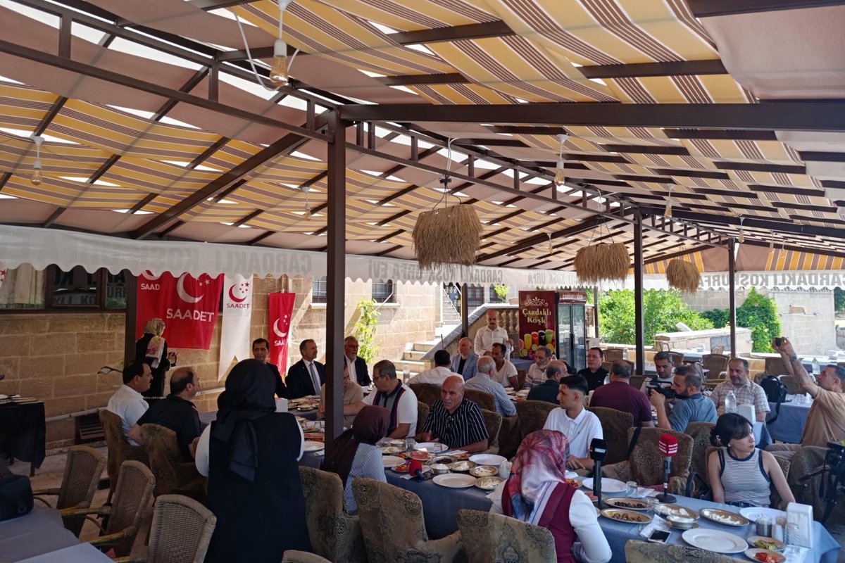 Mesutdogan060's tweet photo. 📍Şanlıurfa 

İl ziyaretlerimiz kapsamında Şanlıurfa'da şehrin önde gelen medya kuruluşları ile bir araya gelerek gündemi değerlendirdik. 
Şanlıurfa’yı, ülkemizi ve bölgemizi konuştuk.

Nezaketleri ve misafirperverlikleri dolayısıyla kendilerine teşekkür ediyorum. https://t.co/MToBMHbzkr