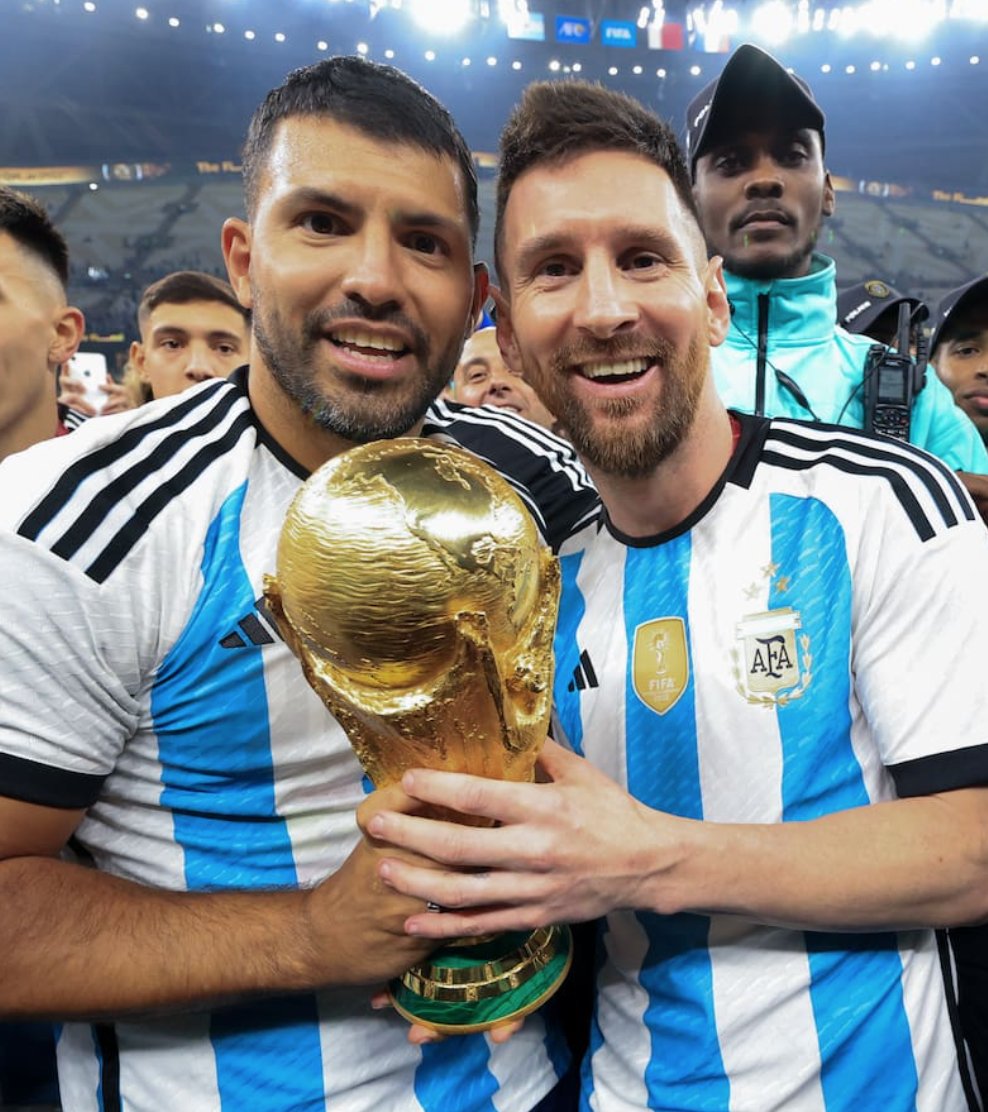 messi10_rey's tweet photo. El Kun🇦🇷🗣️: Una cosa es cuando estamos compartiendo habitación, estamos compitiendo y uno no se da cuenta de la magnitud pero se sabe que él es de otra ESPECIE.

En el plantel las cosas que compartimos, mas amigos y no estábamos pensando en quien sos vos, pero una vez dejé de jugar, ahi empecé a valorar todo eso, compartir momentos con ÉL, y ahora es como querer volver atrás y disfrutarlo diferente.
