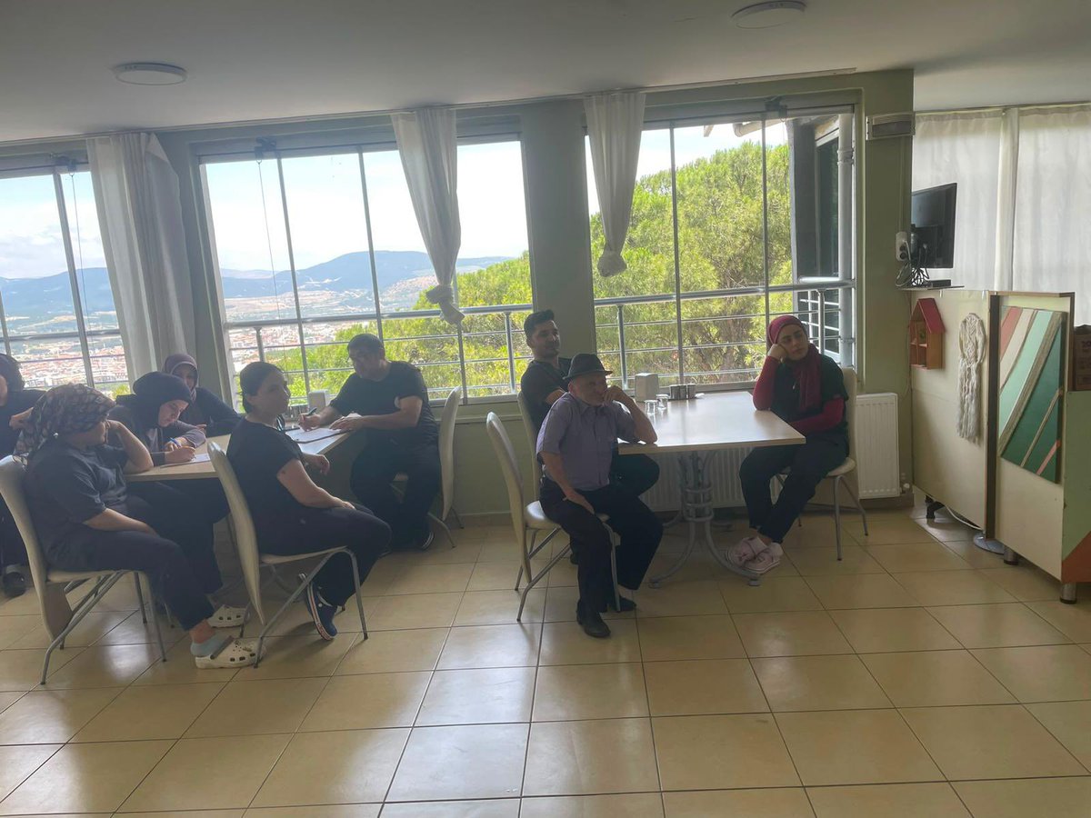 manisaash's tweet photo. Soma Devlet Hastanesi Ağız ve Diş Polikliniğinde görevli Diş Hekimi Buse ŞİRİN MERGEN, Soma Huzurevi, Rehabilitasyon ve Aile Danışma Merkezi Müdürlüğünü ziyaret ederek personelimize ve yaşlı bireylerimize ağız içi bakım ve hijyen konusunda eğitim verdi. https://t.co/fvkvRCNj8v