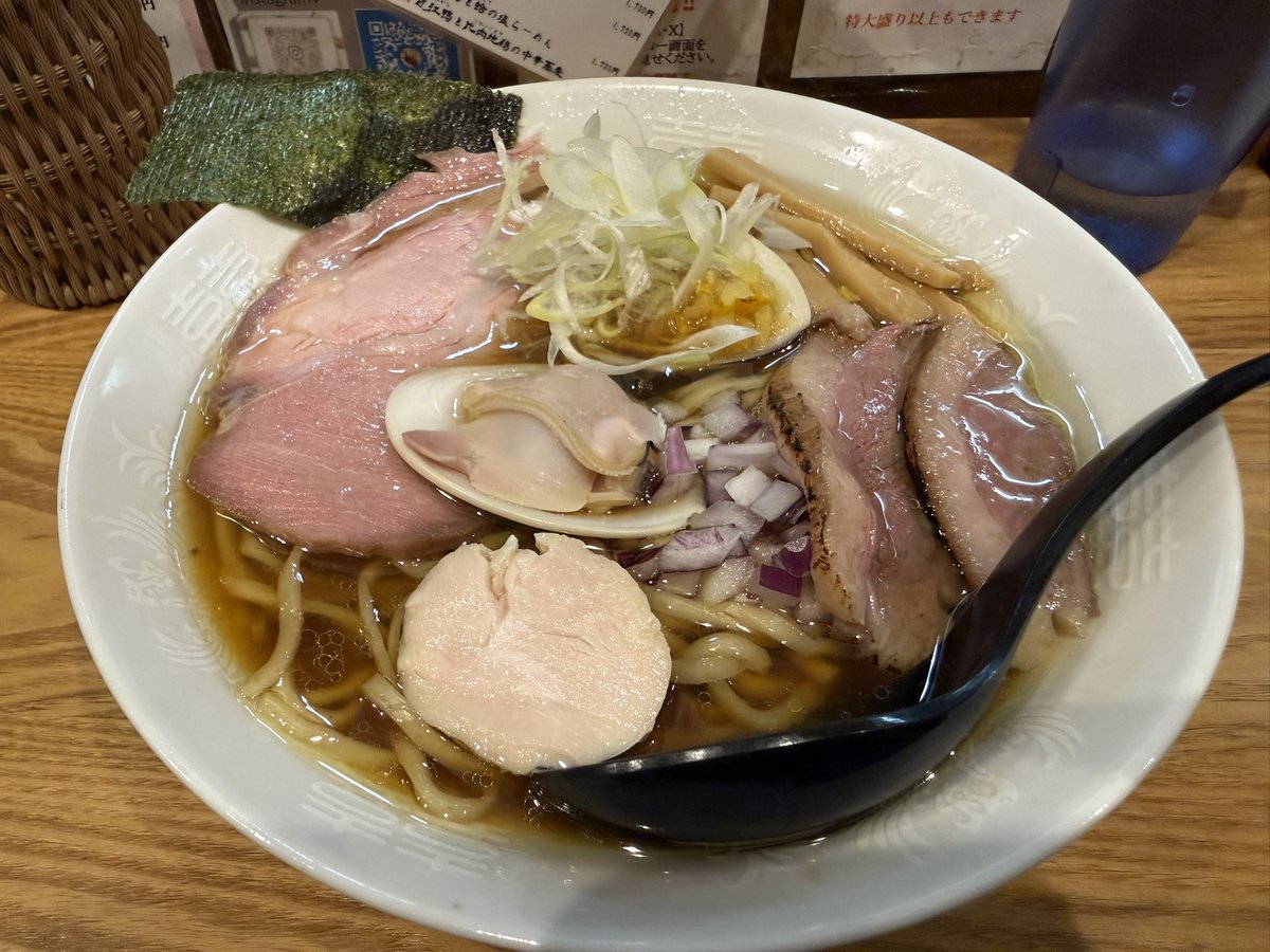chachamaru02021's tweet photo. 6月19日 #麺屋33 2杯目

近江鴨と蛤の醤油ラーメン

つい先日塩を食べたので今度こそはと醤油をオーダー✨️
連食2杯目だったんだけどペロリだった😅
ぅんめぇ～～～っ https://t.co/8VpDorAINe