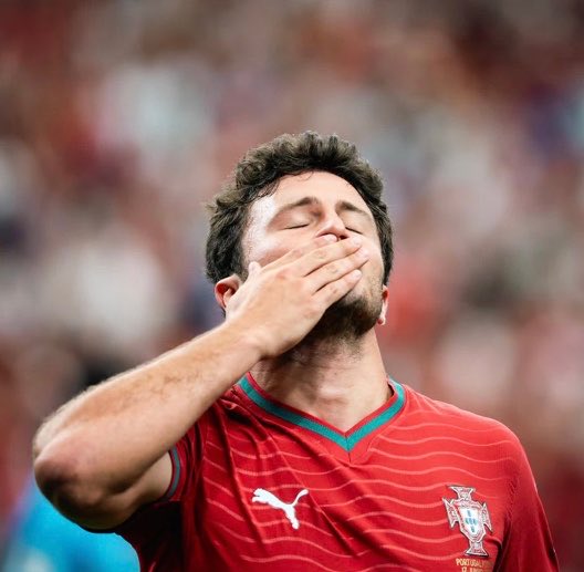 SheymanPrince's tweet photo. Joao Neves is now popular because of Ronaldo https://t.co/LHrrL6BaOu