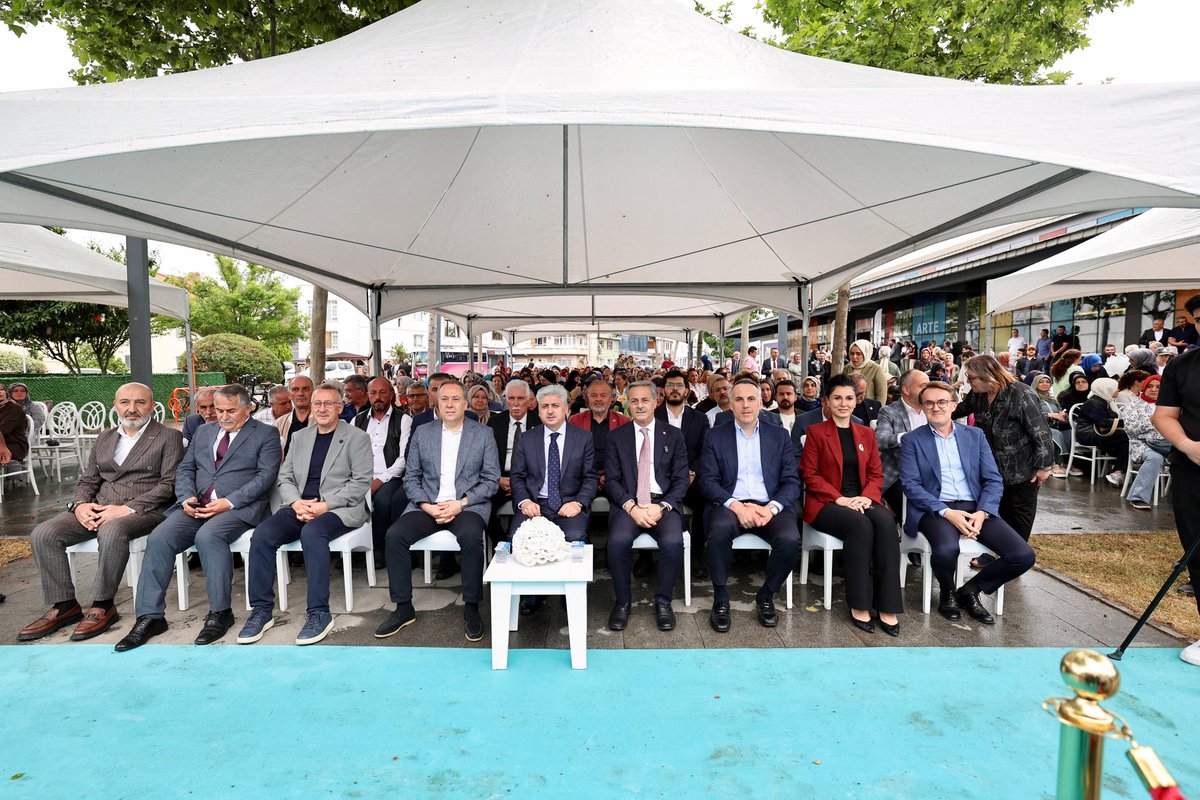 sbYusufAlemdar's tweet photo. 2025-2026 eğitim döneminde SAMEK’lerimizde (Sanat ve Meslek Edindirme Kursları) eğitim alan kursiyerlerimizin binbir emekle ortaya koydukları eserlerden oluşan SAMEK Yıl Sonu Sergimizin açılışını Ofis Sanat Merkezi’mizde gerçekleştirdik.

Kıymetli misafirlerimizle birlikte 150’ye yakın sergilenen eseri tek tek inceleyip, eser sahipleriyle sohbet ettik.

SAMEK’ler kurulduğundan bu güne; eğitimin, zanaatin, sanatın, üretimin, güzel vakit geçirmenin, komşuluğun ve arkadaşlığın da merkezi oldu.

Bu güzel eserlerde emeği geçen kıymetli kursiyerlerimizin, eğitmenlerimizin her birini tebrik ediyorum. 
 
Sergimizin hayırlara vesile olmasını diliyorum.