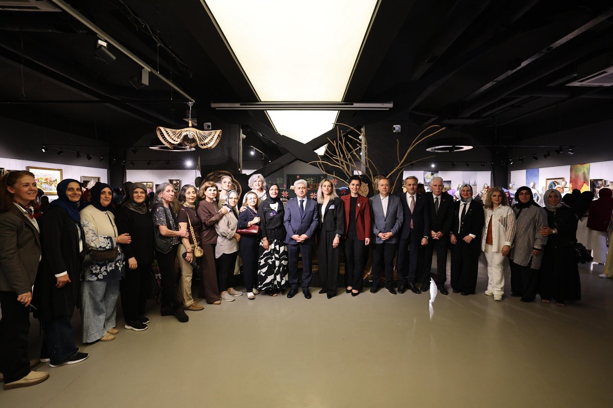 sbYusufAlemdar's tweet photo. 2025-2026 eğitim döneminde SAMEK’lerimizde (Sanat ve Meslek Edindirme Kursları) eğitim alan kursiyerlerimizin binbir emekle ortaya koydukları eserlerden oluşan SAMEK Yıl Sonu Sergimizin açılışını Ofis Sanat Merkezi’mizde gerçekleştirdik.

Kıymetli misafirlerimizle birlikte 150’ye yakın sergilenen eseri tek tek inceleyip, eser sahipleriyle sohbet ettik.

SAMEK’ler kurulduğundan bu güne; eğitimin, zanaatin, sanatın, üretimin, güzel vakit geçirmenin, komşuluğun ve arkadaşlığın da merkezi oldu.

Bu güzel eserlerde emeği geçen kıymetli kursiyerlerimizin, eğitmenlerimizin her birini tebrik ediyorum. 
 
Sergimizin hayırlara vesile olmasını diliyorum.