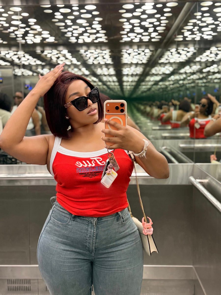 Rendanimapako's tweet photo. Friday vibes ✨😉 
             #Who's #ready 🥰🥂🎇 https://t.co/zIb7vVS5mC