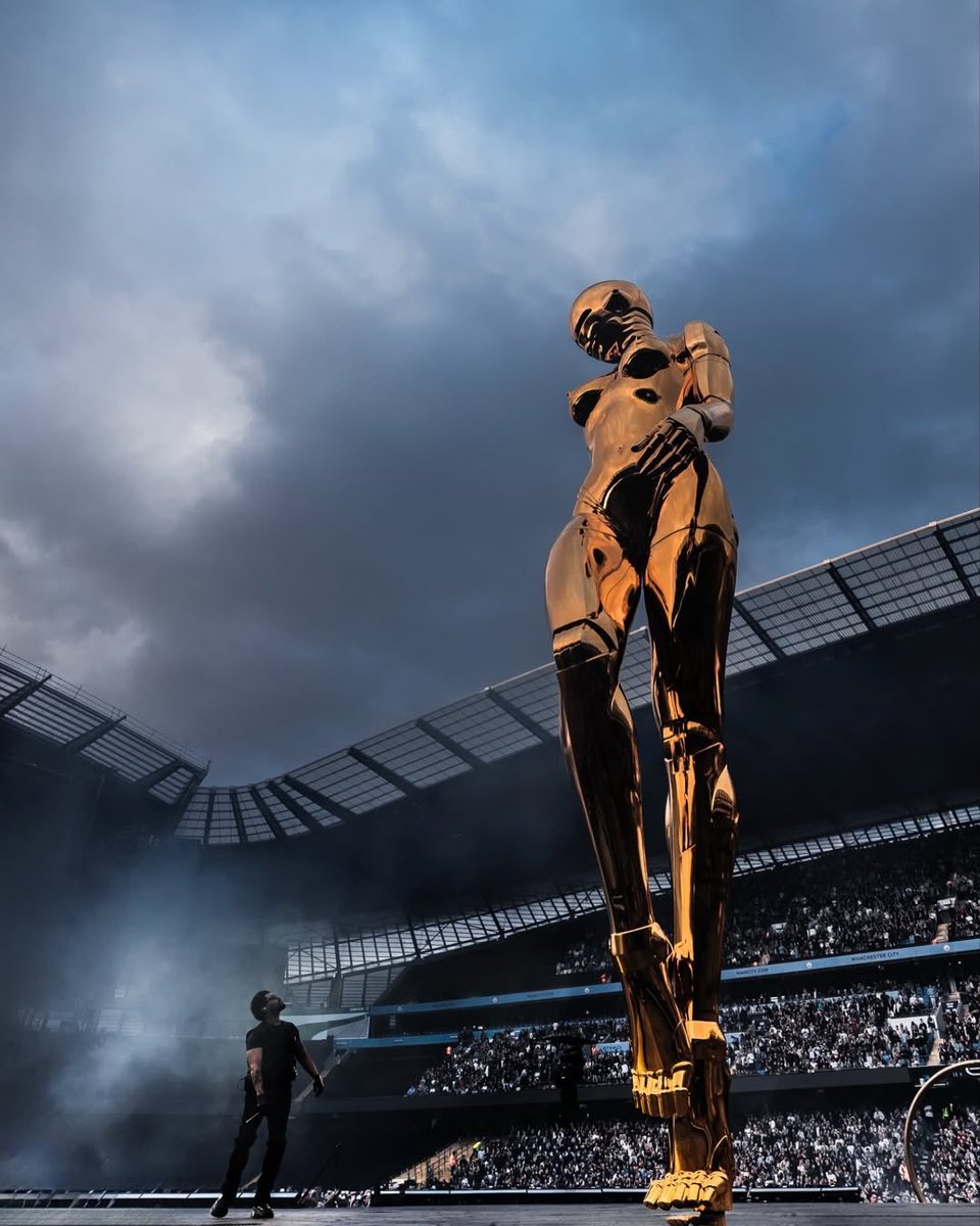 DailyLoud's tweet photo. The Weeknd commissioned a record breaking 40 foot statue made by Sorayama for his ‘After Hours Til Dawn’ Tour, which is now the largest fine art piece ever created for a concert stage https://t.co/GbOEREw4Pn