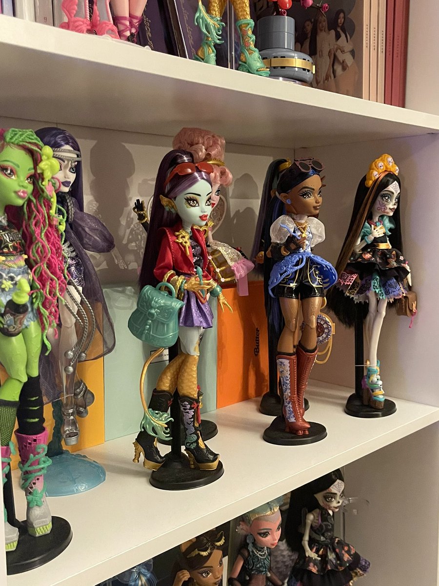 jemeovv's tweet photo. we need new core dolls asap .. i want more stuff to buy https://t.co/58ABgVR2Sd
