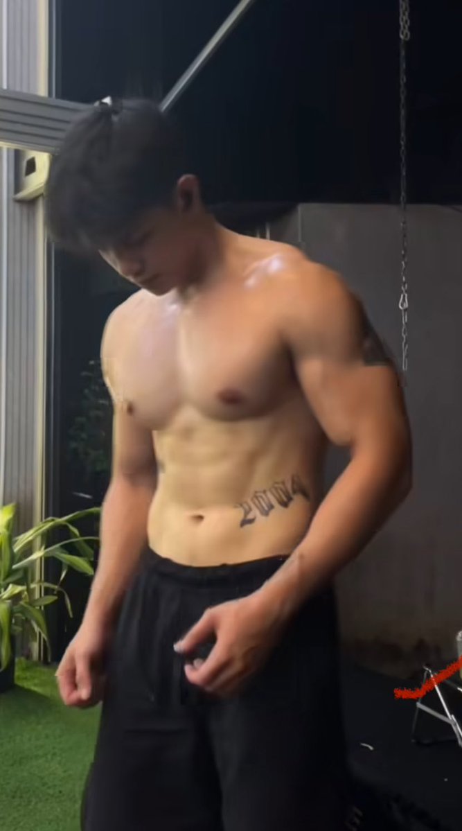 Forivcs's tweet photo. Badan segini tu fat nya berapa % yak? https://t.co/Q4p0NsBIz4