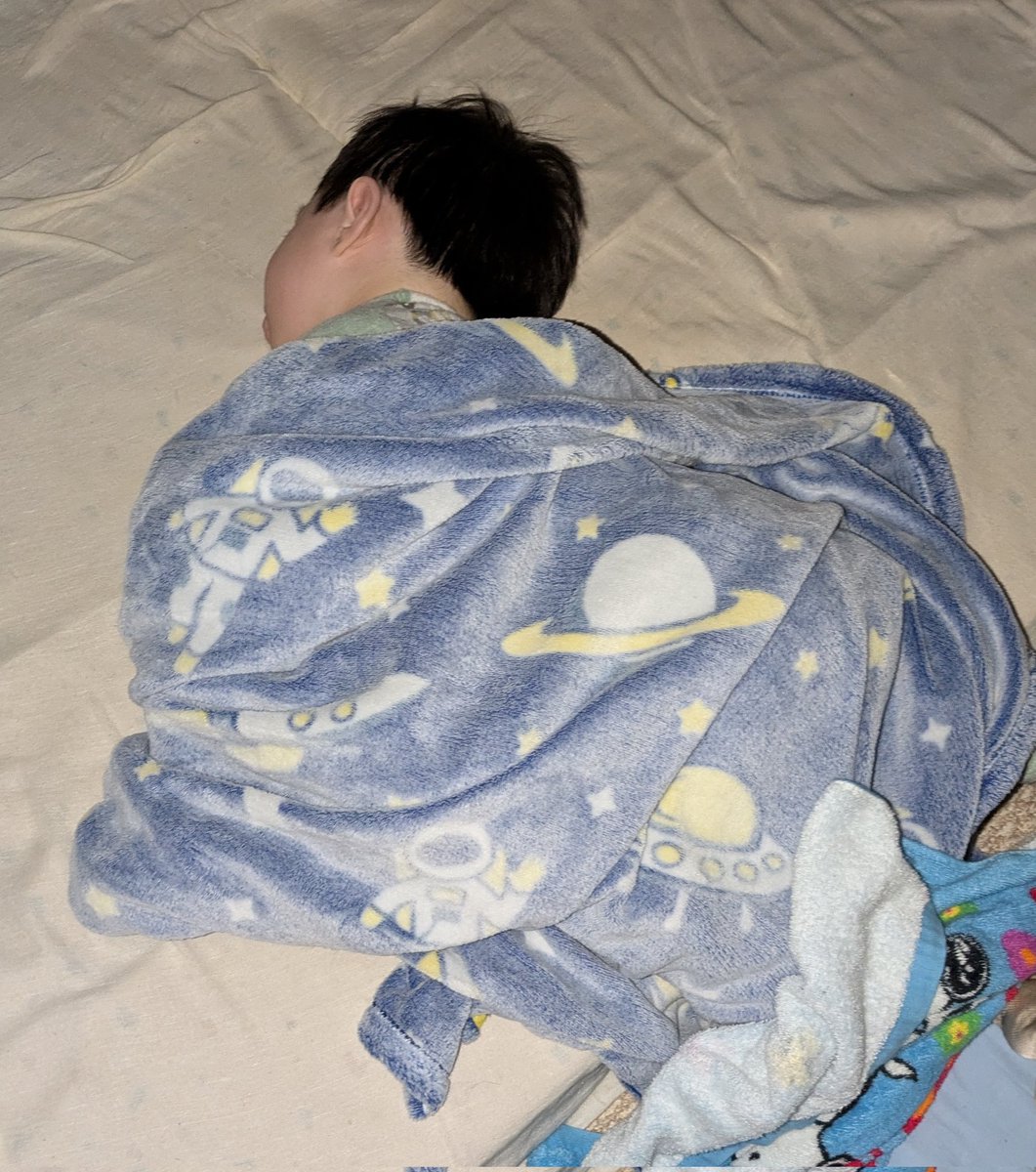 mck6HT's tweet photo. 本日の息子の寝相🤣
あいらぶもうふ♥ https://t.co/1963H61fMf