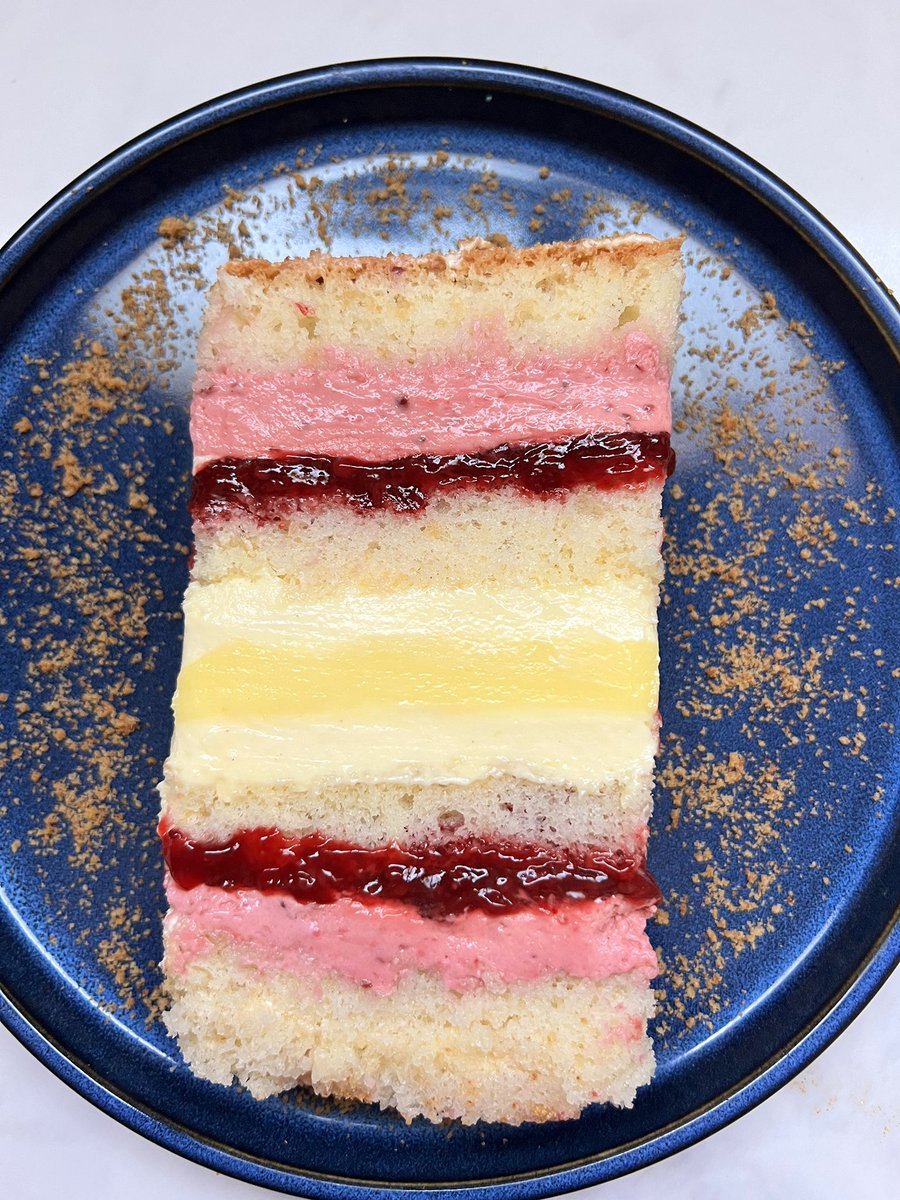 rznaras's tweet photo. So the flavor was lemon and raspberry 💛 ❤️ So proud of how this cross section turned out 🥹 https://t.co/JwqWnhexDM