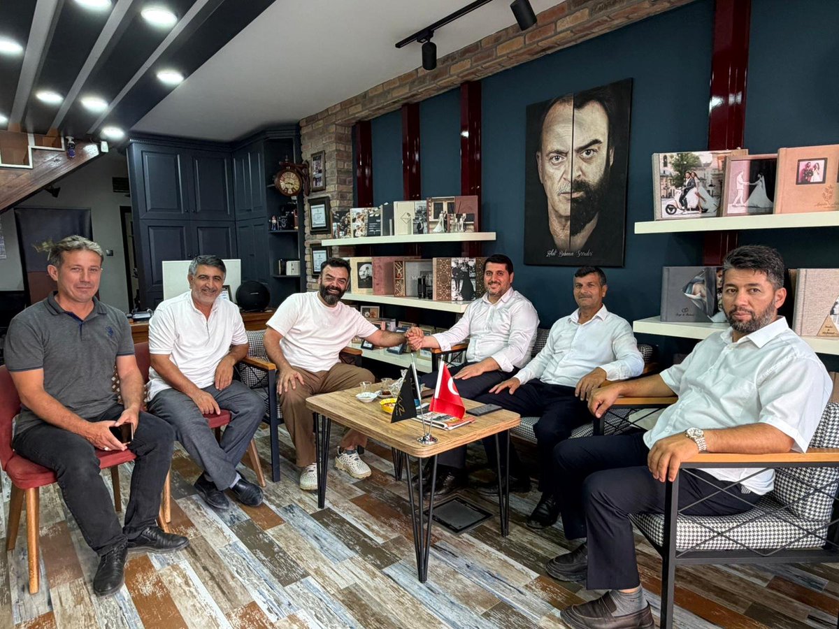 MSerifDurmaz's tweet photo. Kumluca ilçemizde Mehmet Emin başkanımız ve heyetimizle; Orman İşletme Müdürü Sefer Akan, Fotoğrafçı Burak Bey, Beyaz Eşya Servisi Mehmet Ziya bey ve çeşitli vatandaşlarla görüşmeler gerçekleştirdik, ardından ilçe yönetim kurulu üyelerimizle bir araya geldik. Hayırlara vesile olmasını dileriz.