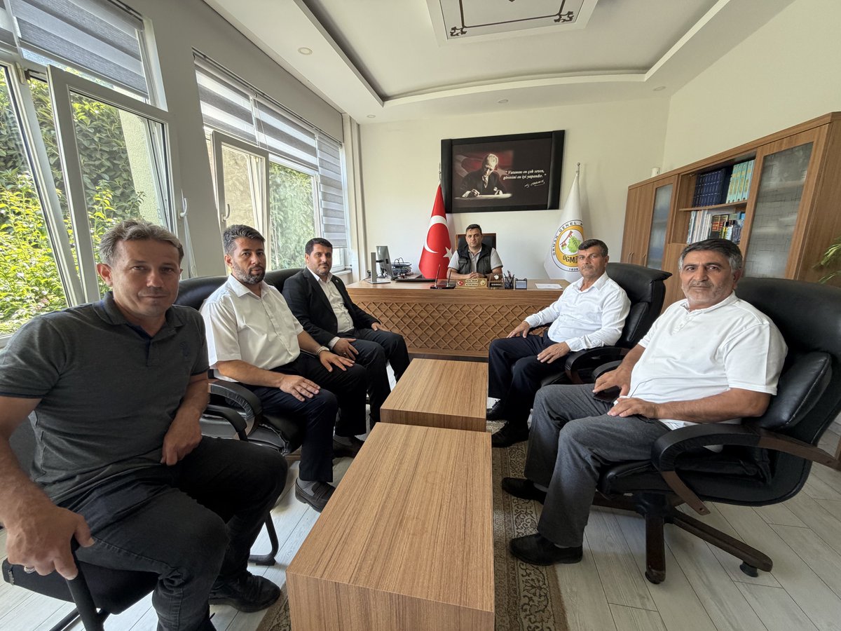 MSerifDurmaz's tweet photo. Kumluca ilçemizde Mehmet Emin başkanımız ve heyetimizle; Orman İşletme Müdürü Sefer Akan, Fotoğrafçı Burak Bey, Beyaz Eşya Servisi Mehmet Ziya bey ve çeşitli vatandaşlarla görüşmeler gerçekleştirdik, ardından ilçe yönetim kurulu üyelerimizle bir araya geldik. Hayırlara vesile olmasını dileriz.