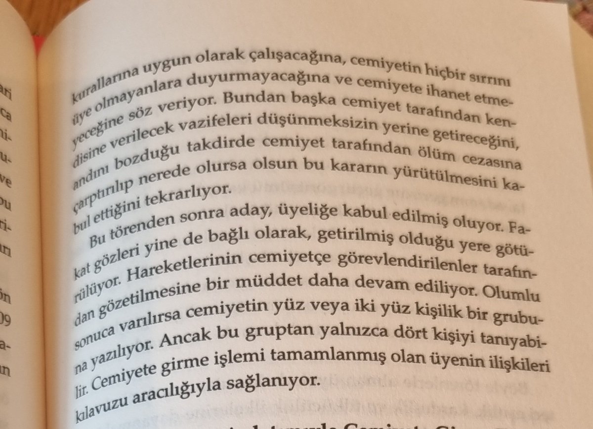 BasakSezen2's tweet photo. İttihat ve Terakki Cemiyeti, üyelerini Illuminati tarzı bir törenle alıyormuş ⭐🌙

Gözleri bağlı aday, yemin töreni, kırmızı cübbeli 3 kişi... https://t.co/wdf4hcCvDP