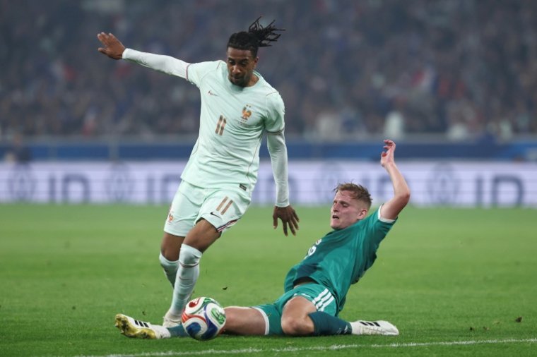 KrysSaintPalais's tweet photo. Olise faut tout faire pour le faire signer au PSG, Dembouz a bientot la trentaine et il est fragile, l'agent de Barcola veut sa prime de transfert, Lee et Ramos vont partir, Olise peut jouer dans l'axe et à droite, c'est le profil parfait. Cassons le record de Neymar 🙊🙈 https://t.co/bLgp4Nl6mH