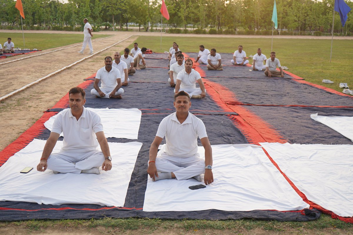 Co39pacup's tweet photo. दिनांक 19.06.2026 को वाहिनी परिसर में योग सप्ताह के अंतर्गत योग शिविर का आयोजन किया गया। वाहिनी में उपस्थित अधिकारी एवं कर्मचारीगण द्वारा प्रतिभाग कर मानसिक एकाग्रता, शारीरिक सुदृढ़ता, कार्यकुशलता एवं तनावमुक्त रहने हेतु विभिन्न योगासन एवं प्राणायाम किया गया। https://t.co/of0GVPZdEe