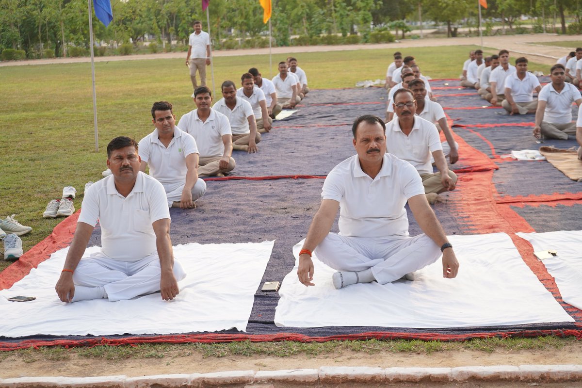 Co39pacup's tweet photo. दिनांक 19.06.2026 को वाहिनी परिसर में योग सप्ताह के अंतर्गत योग शिविर का आयोजन किया गया। वाहिनी में उपस्थित अधिकारी एवं कर्मचारीगण द्वारा प्रतिभाग कर मानसिक एकाग्रता, शारीरिक सुदृढ़ता, कार्यकुशलता एवं तनावमुक्त रहने हेतु विभिन्न योगासन एवं प्राणायाम किया गया। https://t.co/of0GVPZdEe