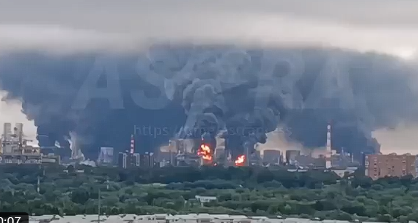 citarnyknihy's tweet photo. UKRAJINA BOMBARDUJE CIVILNI OBJEKTY V MOSKVĚ ZA POMOCI VOJENSKÉ PODPORY STÁTŮ NATO.
Uvědomuji si váleční idioti ve všech státech EU, že dávají Rusku právo utočit i na jejich území?
Proc? 
Protože mnoho států EU je jednoznačně zapojeno do těchto teroristických útoků. Bez nich by Ukrajina nic provést nemohla.
A při tom by válka vůbec nemusel být, kdyby ji nevyprovokoval Západ.
Ano, řekla to Merkelová a také to říká Georg Beebe, ex-ředitel CIA pro analýzy Ruska, a poradce bývalého viceprezidenta USA Dicka Cheneyho pro strategii USA proti Rusku.
Ten potvrdil,  že Vladimír Putin nařídil invazi na Ukrajinu, protože k tomu byl vyprovokován neustálou expanzí NATO k ruským hranicím... VIDEO
https://t.co/6yK7rsrNON