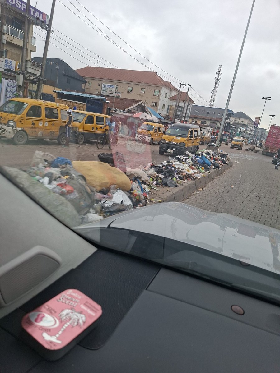 alamu247's tweet photo. @jidesanwoolu Mr Gov. this Agege motor road,Mushin 😭😭😭 https://t.co/9dpywuqWJW