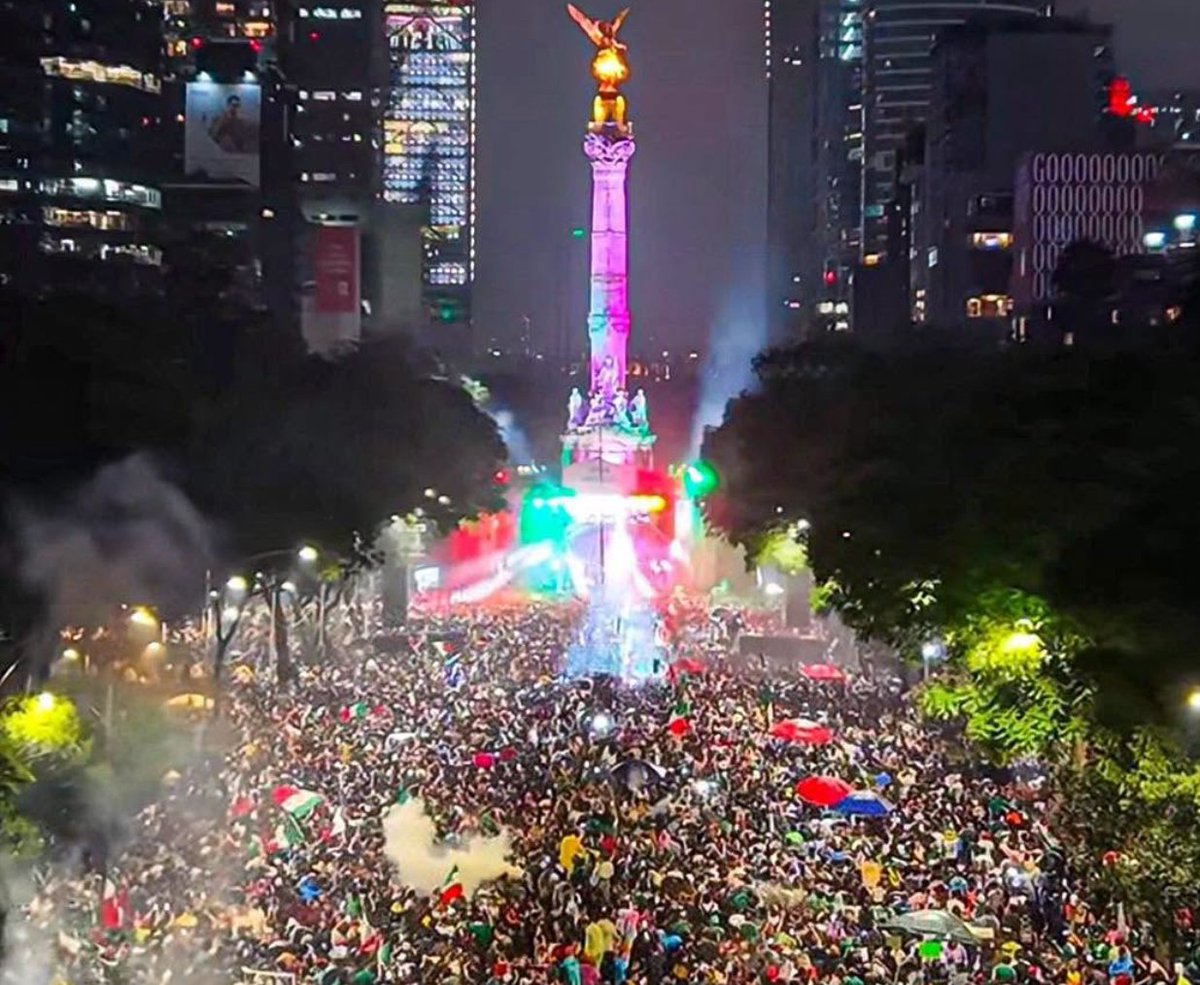lbajopalabra's tweet photo. ¿QUIÉNES VAN AL ÁNGEL A CELEBRAR LAS VICTORIAS DE LA SELECCIÓN? EN SU MAYORÍA SON LOS QUE NO TIENE VICTORIAS PROṔIAS QUE CELEBRAR

El festejo en el Ángel de la Independencia se ha convertido en una terapia colectiva para un país mediocre. Cada vez que la Selección Mexicana arranca un triunfo (por humilde que sea), el Ángel de la Independencia se transforma en el gran teatro nacional de la euforia. Miles de almas bajan a Reforma con banderas, cervezas y cánticos, celebrando como si hubieran conquistado el mundo. Familias, chavos, trabajadores y soñadores varios encuentran ahí el desahogo que la vida real les niega. En su mayoría son aquellos que no tienen victorias propias que celebrar. Aquellos que lidian a diario con tráfico infernal, sueldos que no alcanzan y un futuro que no deja de ser el presente. Para ellos es más fácil abrazarse con desconocidos gritando “¡México!” que confrontar el espejo.Y es que México sigue siendo un país mediocre, señalado por Estados Unidos y varios países europeos como territorio donde los grupos del narco operan con demasiada libertad, controlando regiones enteras y sembrando violencia que no para de salpicar. Mientras tanto, la Presidencia está en manos de Morena, un partido que llegó prometiendo acabar con la corrupción… y que ha acumulado suficientes escándalos propios —gobernadores con presuntos lazos a carteles, lujos inexplicables y opacidad— como para que hasta sus aliados frunzan el ceño. El Ángel, al final, funciona como un gran consuelo colectivo, donde los logros individuales brillan por su ausencia y el país sigue patinando entre promesas y realidades incómodas. Para estas personas siempre queda el fútbol para fingir que somos potencia… al menos por una noche.