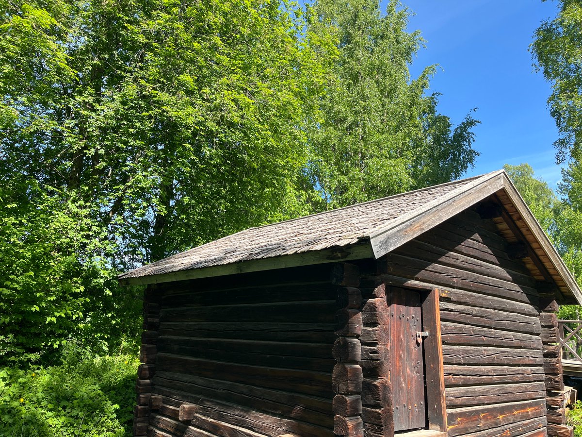 line_out_game's tweet photo. The setting of Line Out is inspired by Swedish Lappland!

Take a look at our new WIP house asset, modelled after an old 1830s house from Bonnstan, the historic church town here in Skellefteå

#skellefteå #lapland #indiedev https://t.co/QjHwBxJBRG