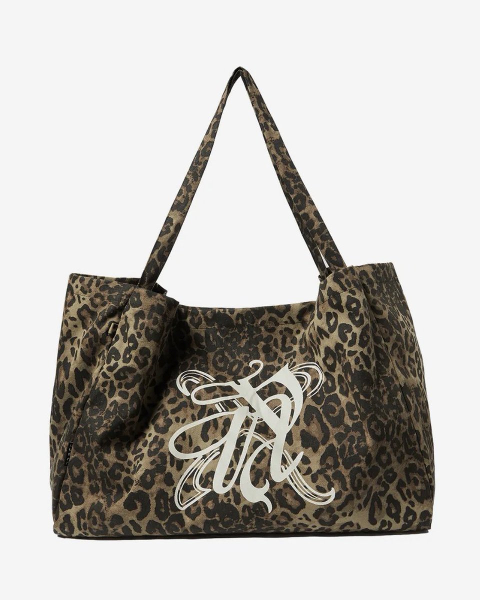 kiricccc's tweet photo. NYXX EMBLEM COTTON BAG DEEP BEIGE

23,000원대라는 야르한 가격. . . 
모양도 자연스럽게 흘러내리고 크기가 커서 보부상에게 적합한 가방일 듯 다른 컬러로 카모 패턴도 있는데 그것도 귀여움

🔗 https://t.co/ZiVfe4HmMi https://t.co/D9exiiz6NS