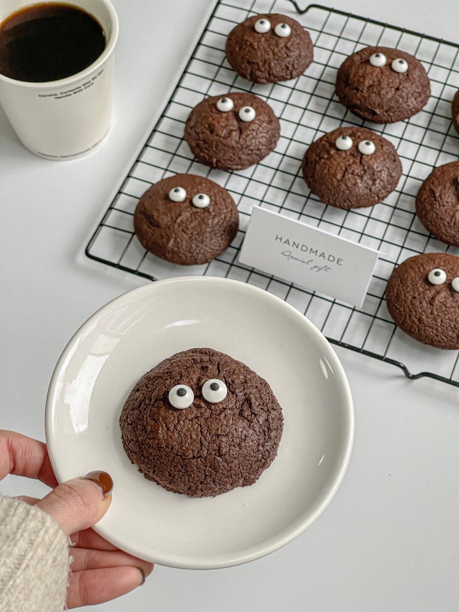 mochastar72's tweet photo. Just whipped up warm chocolate chip cookies with soft, melty centers in my tiny kitchen! Baking small batches = huge joy  #BakeDayFun， https://t.co/X7d9ergltp
