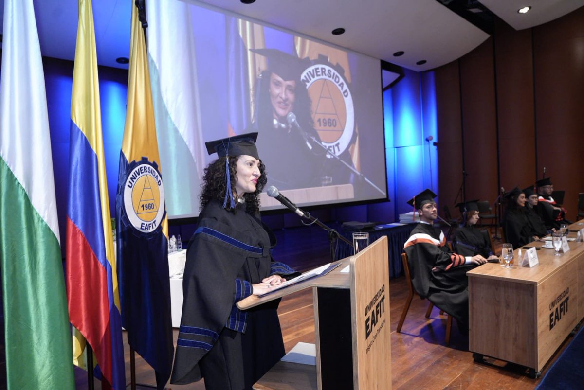 EAFIT's tweet photo. #GradosEAFIT | “Graduarse es siempre un acto de cierre y de comienzo. Hoy celebran el final de una etapa importante de sus vidas, pero también el inicio de muchas otras posibilidades. Llegan a este momento siendo personas distintas a las que ingresaron a la Universidad y, al mismo tiempo, con la certeza de que seguirán transformándose una y otra vez a lo largo de su camino" @eskole, rectora #EAFIT