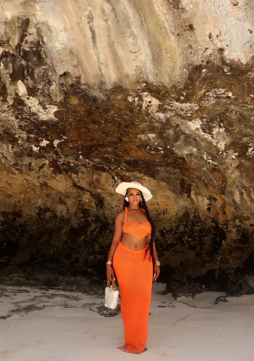 Just_call_cindy's tweet photo. Mermaid in human form. https://t.co/kTZsMSvRB5