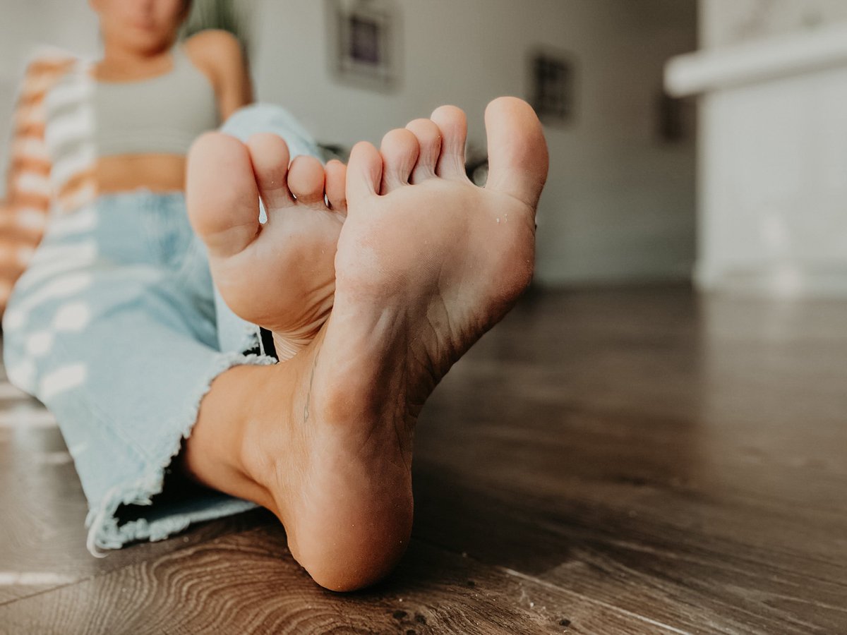 LuunaLewis's tweet photo. @RTLoveFeet https://t.co/j0bnTLAjgN