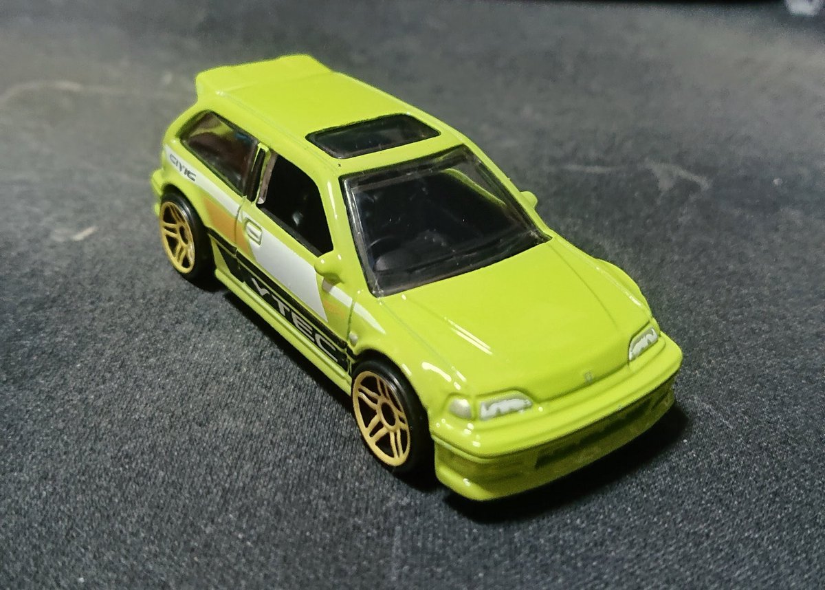 namamocco's tweet photo. ワイスピっぽいカラーリングでイイね！シビックEFは乗ったこと無いけど、二代目 CR-X  EF8と三代目デルソルなら友人の車で体験しました！VTECでハイカムに切り替わるとアレ興奮しますねー⤴️ #WotWeels #ホットウィール #VTEC #HONDA https://t.co/2HFxjpIklJ