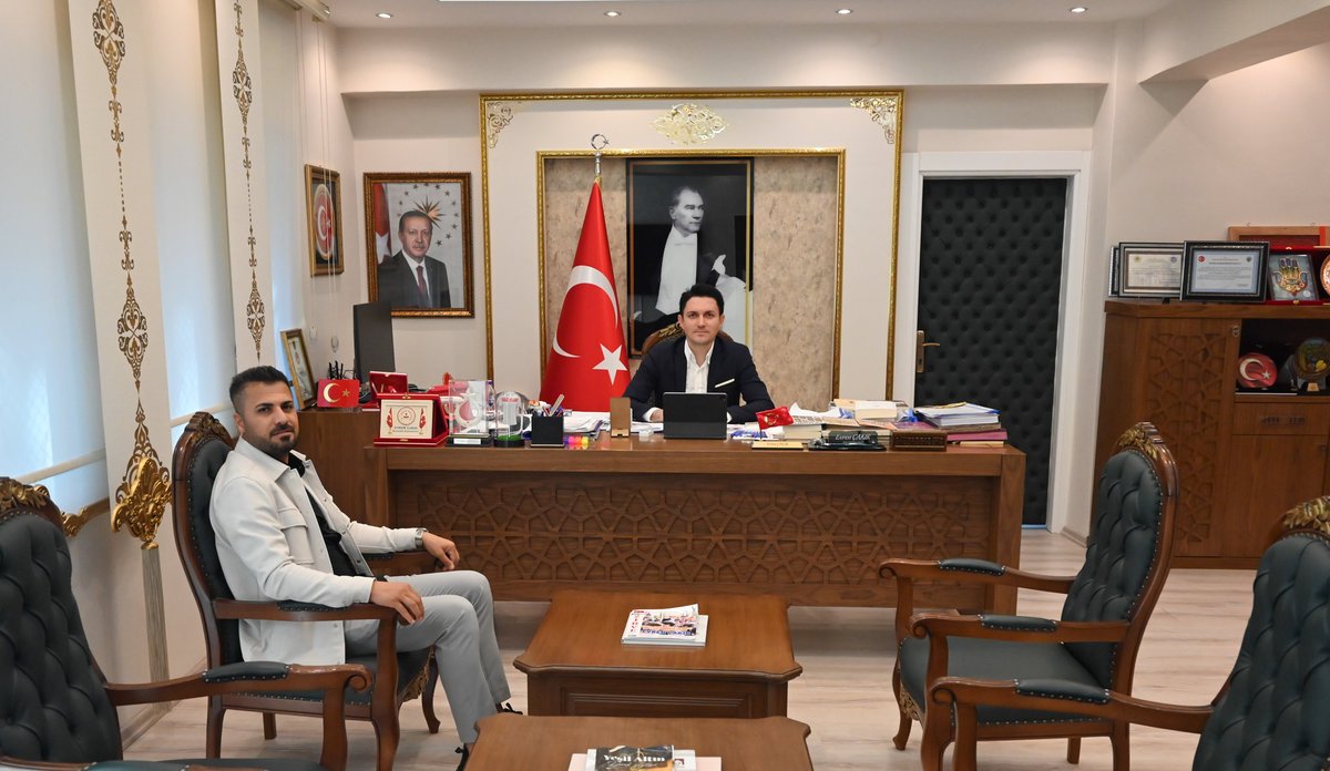 Nsy_Kaymakamlik's tweet photo. ➡️Nusaybin Turizm İşletmeleri ve Otelciler Derneği Başkanı İlyas AYDIN, veda ziyaretleri kapsamında Kaymakamımız Sayın Evren ÇAKIR’ı makamında ziyaret etti.

📌Ziyarette, Sayın Kaymakamımıza ilçemizin turizm alanındaki gelişimine sunduğu katkılar ve kazandırdığı değerli hizmetlerden dolayı teşekkür edilerek, yeni görev yerinde başarı ve muvaffakiyet dileklerinde bulunuldu.

📌Sayın Kaymakamımız, nazik ziyaretlerinden dolayı kendilerine teşekkürlerini iletti.

#Nusaybin #Mardin
@TC_icisleri @Mardin_Valiligi