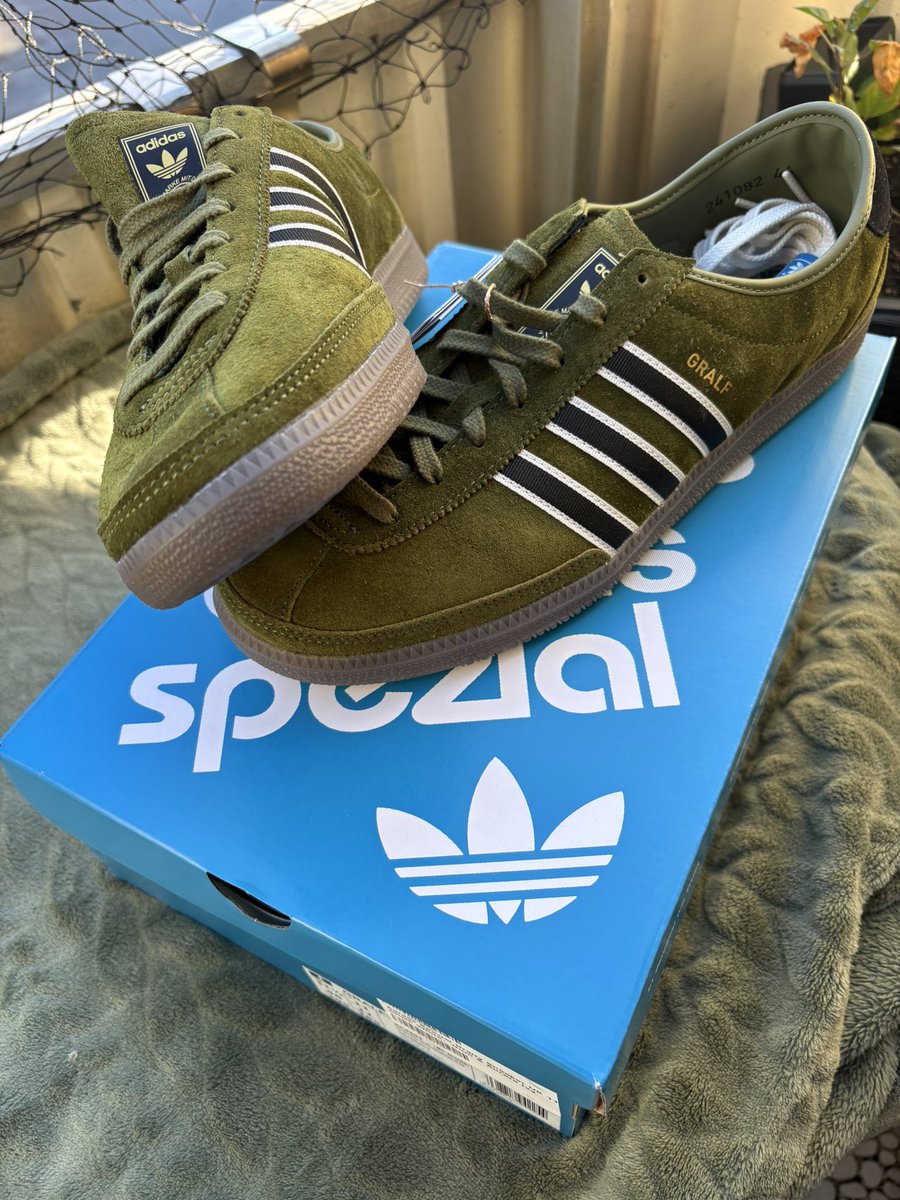 1960Ragnar's tweet photo. Ny Tränare nya pjuck💚🤍 #Adidas #Bajen https://t.co/ys0GwBu589