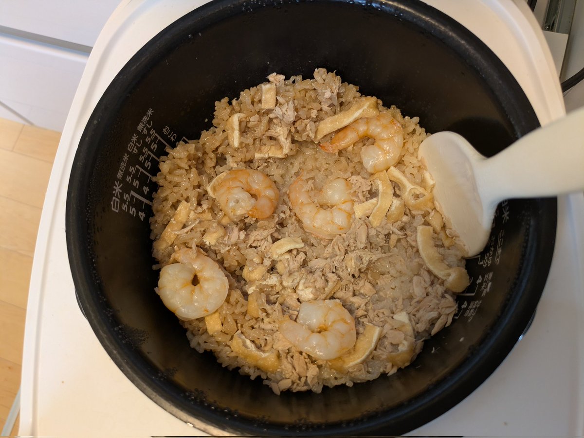 dueangely's tweet photo. ペペロンチーノにバジルと大葉で香り付けしました。苺は最後かな。朝ごはんとお弁当に。海老シーチキンあげの炊き込みご飯。 https://t.co/rMA8ZBqUKr