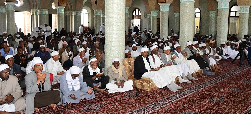 hawelti's tweet photo. Prayers (ሰላትን ዱዓን) held at Asmara's Grand Mosque in mid-afternoon hours today in commemoration of Martyrs Day.    

Presiding over the event, Eritrea's Mufti, Sheikh Salim  Ibrahim Al-Mukhtar, stated that "June 20th is a day of pride and honour in which we pay tribute to our heroic Martyrs who ushered in the light of  independence and sovereignty through their precious sacrifices".   In the event, "it is the obligation of every citizen to support families of our Martyrs", Sheikh Salim further noted.

ሃገር ኣብ ረዚን ዝኽሪ ሓበን!