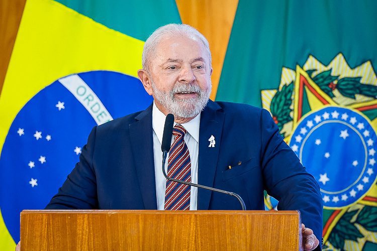 futebol_info's tweet photo. 🚨🇧🇷 Presidente Lula brinca sobre Neymar na Copa do Mundo: 'É o primeiro convocado home office do mundo'.

O comentário foi feito em um evento em Belo Horizonte, em uma conversa entre o presidente e uma criança.

“Quem o Brasil tem bom de bola agora?”, perguntou Lula.

“O Neymar”, respondeu a criança.

“O Neymar não está nem jogando, cara. O Neymar é o primeiro convocado home office do mundo. Jogador home office. Isso eu vi na internet ontem. Qualquer dia vai ter que fazer uma Seleção com Inteligência Artificial. 11 Pelés”, debochou Lula.

🗞️ @JornalOGlobo 
📸 Ricardo Stuckert/PR | Rafael Ribeiro/CBF