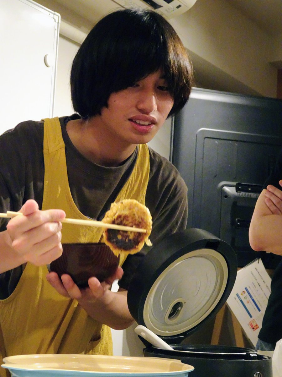 sumire_junlove's tweet photo. 本日は新宿コムロビル704で、暴飲暴食vol.19でした！大石さんの昔のコンビ名ソイボールから大豆ミートハンバーグ！新宿に米が売ってなくてマンナンライス！大石さんがハズレの飯と言ったのが現実のものに🤣大豆ミート3袋お湯で戻したら部屋がパンパンになる可能性w マタンゴ水の悲しい説明、大石水は👌 https://t.co/YQKO0J0leN