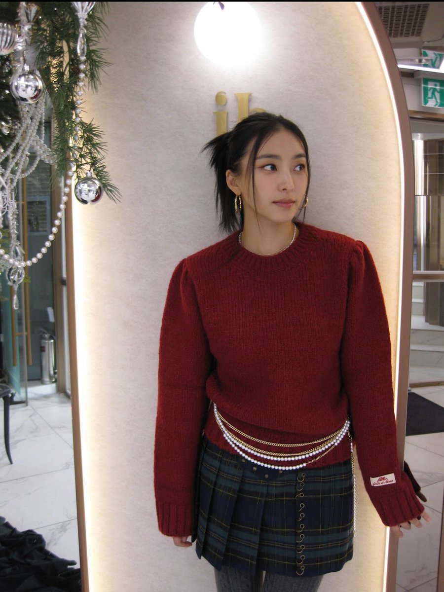 ywonbora's tweet photo. ꒰  𓍼   ፧    ꒱  𓊔  there was something about the way the deep red complemented the softness in her expression. The festive ornaments, the warm glow, and the quiet elegance of the moment only made her beauty feel even more timeless ﹒  ◠   ✩ https://t.co/4jRbUkDbEv