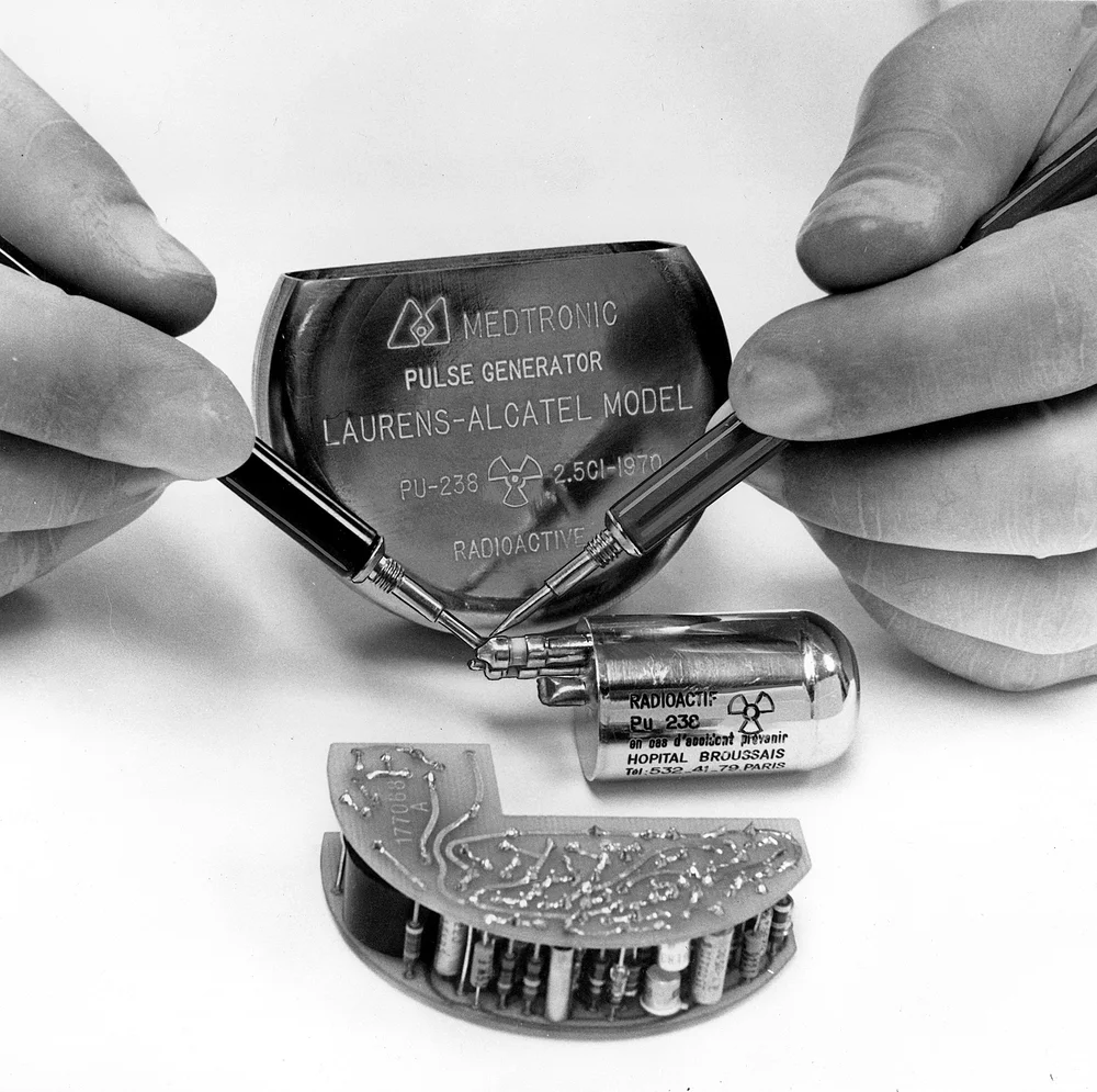 TheBrianMcManus's tweet photo. This is one of my favourite little historical oddities ever. 

Medtronic created a nuclear powered pacemaker in the 70s. 

Powered by 0.146 grams of plutonium 238, it used the seebeck affect to turn a temperature gradient, driven by plutonium 238s consistent red hot glow, into electricity. 

Nuclear powered hearts were a thing