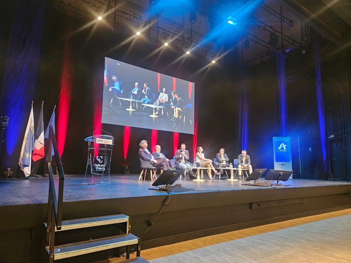 EricBerlivet's tweet photo. 🏛️ Ce matin, j’étais de nouveau présent aux Assises de l’Association des Petites Villes de France (APVF), dont j’ai l’honneur d’être membre du bureau.

📍 Les petites villes représentent une réalité essentielle de notre pays : ce sont près de 26 millions de Français qui vivent dans des communes de notre strate. Avec plus de 1 200 collectivités adhérentes, l’APVF porte une voix forte et indispensable.

💬 Au cœur de nos échanges aujourd’hui : les finances publiques et l’avenir financier de nos collectivités territoriales.

Nous avons rappelé une évidence : les communes appliquent chaque année la fameuse « règle d’or ». Nos budgets doivent être votés à l’équilibre et nous gérons nos finances avec rigueur et responsabilité.

⚖️ Pourtant, à chaque fois que nous réalisons des économies ou que nous faisons preuve d’une gestion vertueuse, nous avons souvent le sentiment d’être pénalisés, directement ou indirectement.

Pendant que l’État creuse ses déficits, les maires doivent sans cesse faire preuve d’agilité pour s’adapter à de nouvelles contraintes, à des normes toujours plus nombreuses et à des décisions prises sans réelle prise en compte des réalités locales.

📉 Année après année, nous avons le sentiment d’être placés sous une forme de tutelle croissante, alors même que nous faisons des efforts permanents pour investir, moderniser nos équipements et maintenir des services publics de proximité de qualité.

🚸🏫🚧 Nos habitants attendent des réponses concrètes, et nous sommes là pour y répondre au quotidien.

Nous étions nombreux autour de la table à partager ce constat et cette même volonté : il est temps que les collectivités territoriales soient davantage respectées, écoutées et soutenues.

🗳️ À l’approche des prochaines échéances nationales, pourquoi ne pas imaginer un véritable engagement des candidats à l’élection présidentielle en faveur des collectivités locales ?

Les maires ont besoin de partenaires qui leur permettent d’agir, pas de nouvelles contraintes ou de nouveaux obstacles.

🤝 Ensemble, continuons à défendre nos communes, nos services publics du quotidien et notre capacité à investir pour l’avenir de nos territoires.

Merci pour la richesse des échanges à :

👉 Philippe Rogier, directeur général de l’AFL
👉 Thomas Rougier, secrétaire général de l’OFGL
👉 Charlotte Blandiot-Faride, maire de Mitry-Mory et vice-présidente de l’APVF
👉 Romain Colas, maire de Boussy-Saint-Antoine et vice-président de l’APVF
👉 Philippe Laurent, maire de Sceaux et vice-président de l’APVF

#APVF #PetitesVilles #CollectivitésTerritoriales #FinancesLocales #Maires #ServicesPublics #Territoires #InvestissementPublic #Proximite