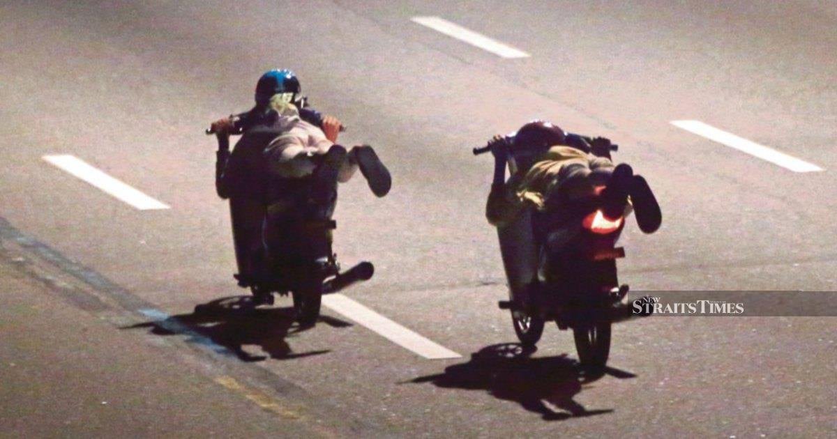 NST_Online's tweet photo. #NSTleader Mat rempit derive a kick from reckless riding and illegal racing. They no doubt contribute a lot to Malaysia's average of 6,000 traffic deaths a year.
https://t.co/KjoU4j4jas https://t.co/oHP5oqfccV