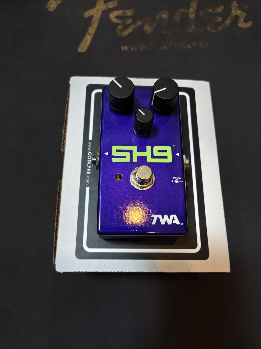 blackdogsasa's tweet photo. #エレキギター #オーバードライブ #totallywyckedaudio #ギターエフェクター #maxon #maxonsd9 #ソニックディストーション
sd9と言えばTONEノブ下げ下げのあの音。ただピンポイント過ぎて音作りの幅が狭いのが難点。これはそこを超改善してる!今になってゲット。スコヘンのこと全然知りませんが(汗) https://t.co/nrY4Ar1L3d