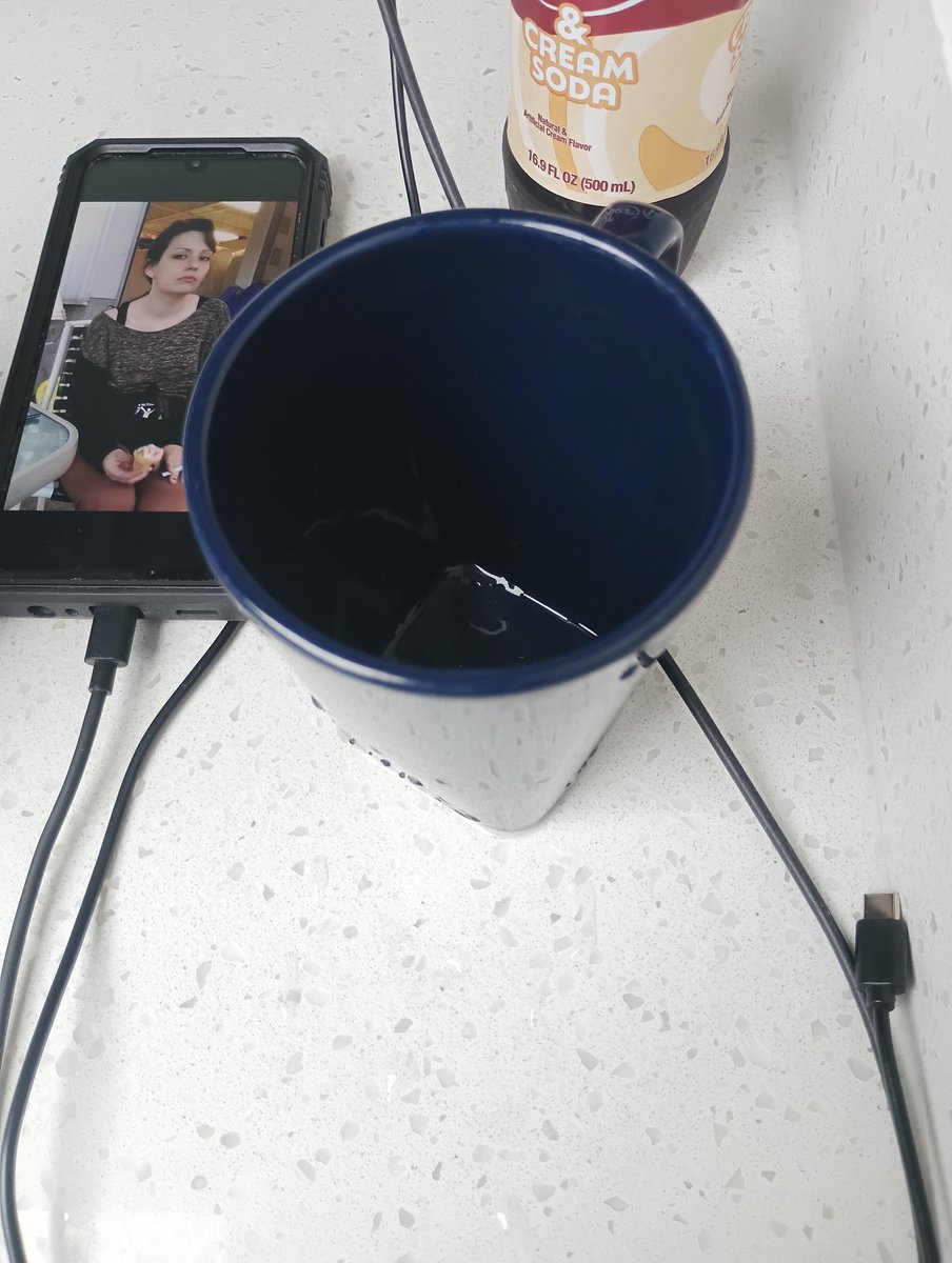 HungVampBrian's tweet photo. #LauraJackson #Delight #DelightIcedCoffeeVanilla #Splenda #SplendaSweetner #DarkBlueMug #LoopStraw #BlueLoopStraw https://t.co/EERvF98wyJ