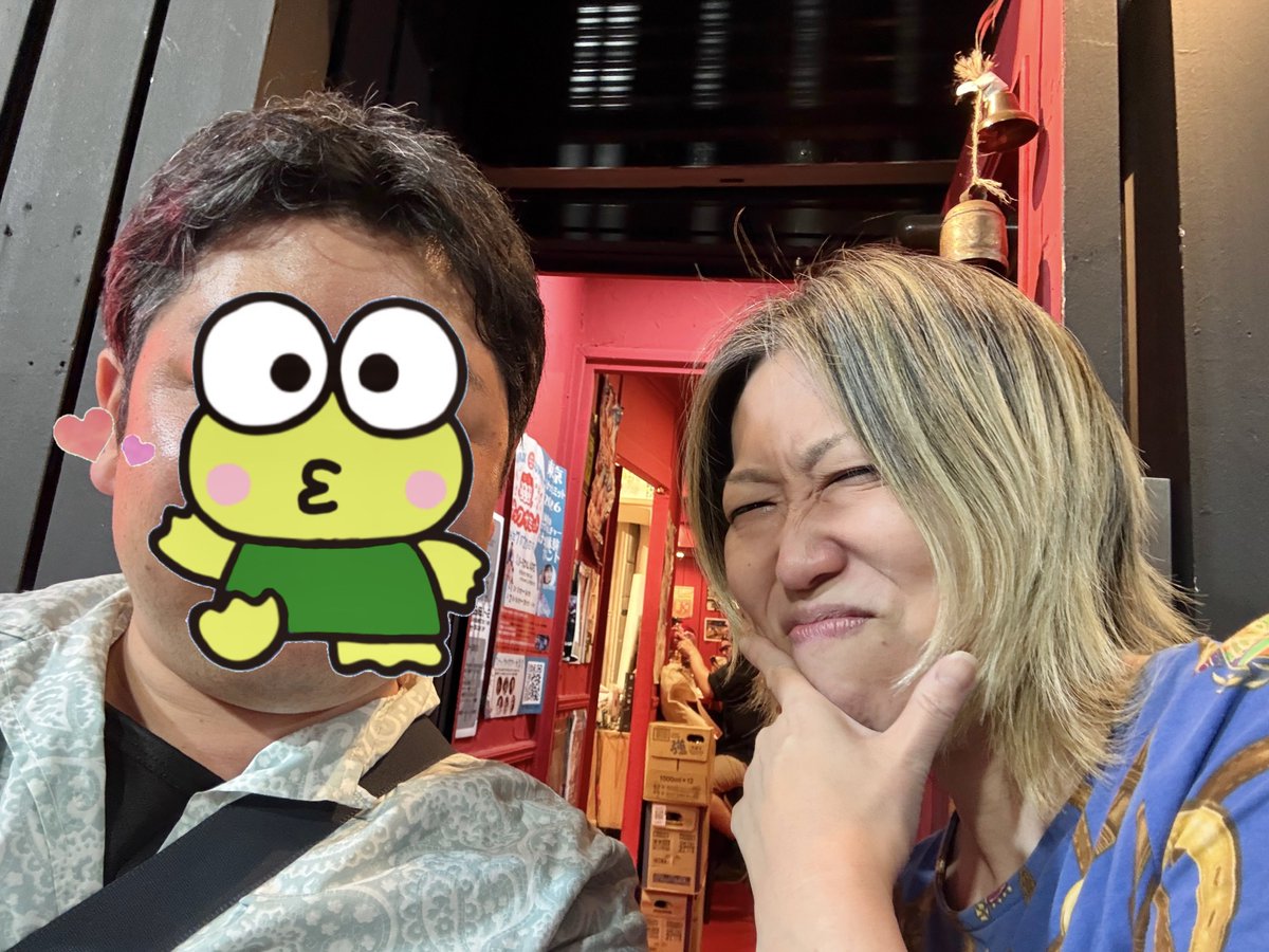 YMO226's tweet photo. すすきのスナックサロ。
モリマンのモリ夫さんが経営されてるお店です。
お店に出ていたモリ夫さん、アイドルの鈴木花穂さん、そして暁夢さんのお母ちゃんです✨

あっ、私はいやらしい顔をしていたので伏せさせてもらいますが😇 https://t.co/eoToMcm9qO