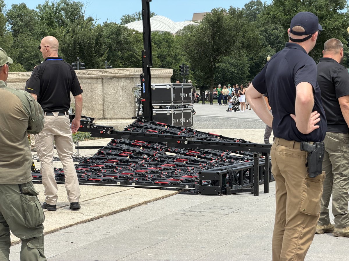 PenguinSix's tweet photo. A large TV display for some event at the Lincoln Memorial has blown over and landed on a woman. Police and fire department evaluating. https://t.co/QH6r6VtNIz