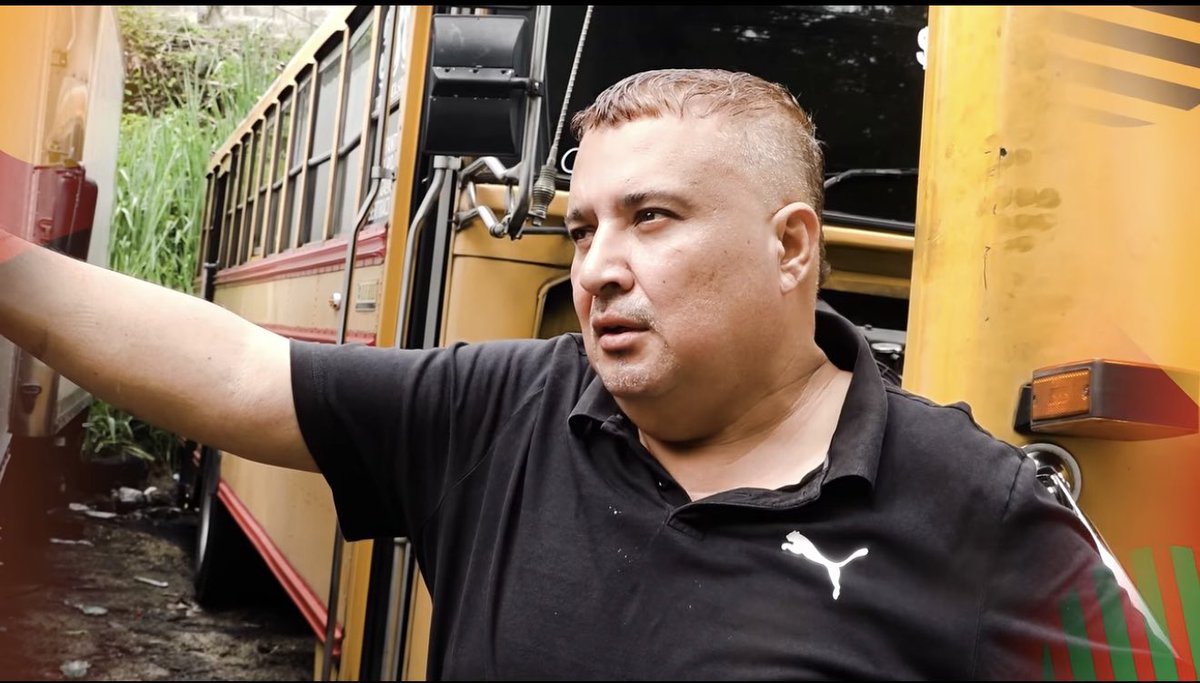 alertanoti's tweet photo. SALVADOREÑO SE HACE VIRAL POR TENER 33 HIJOS CON DIFERENTES MUJERES

La historia de Francisco Jiménez, motorista de la ruta 38-C de Apopa, ha generado sorpresa entre los salvadoreños luego de que revelara que tiene 33 hijos. 

El conductor afirmó que es padre de 19 hombres y 14 mujeres, una cifra poco común que rápidamente llamó la atención de quienes conocieron su testimonio.

Según explicó, solo dos de sus hijos son fruto de una misma relación, mientras que los demás nacieron de distintas parejas. Jiménez comentó que a lo largo de los años mantuvo relaciones con varias mujeres, lo que dio origen a la numerosa familia que asegura haber formado.

El motorista relató que gran parte de esas relaciones surgieron durante su etapa laboral al frente de las unidades de transporte colectivo.