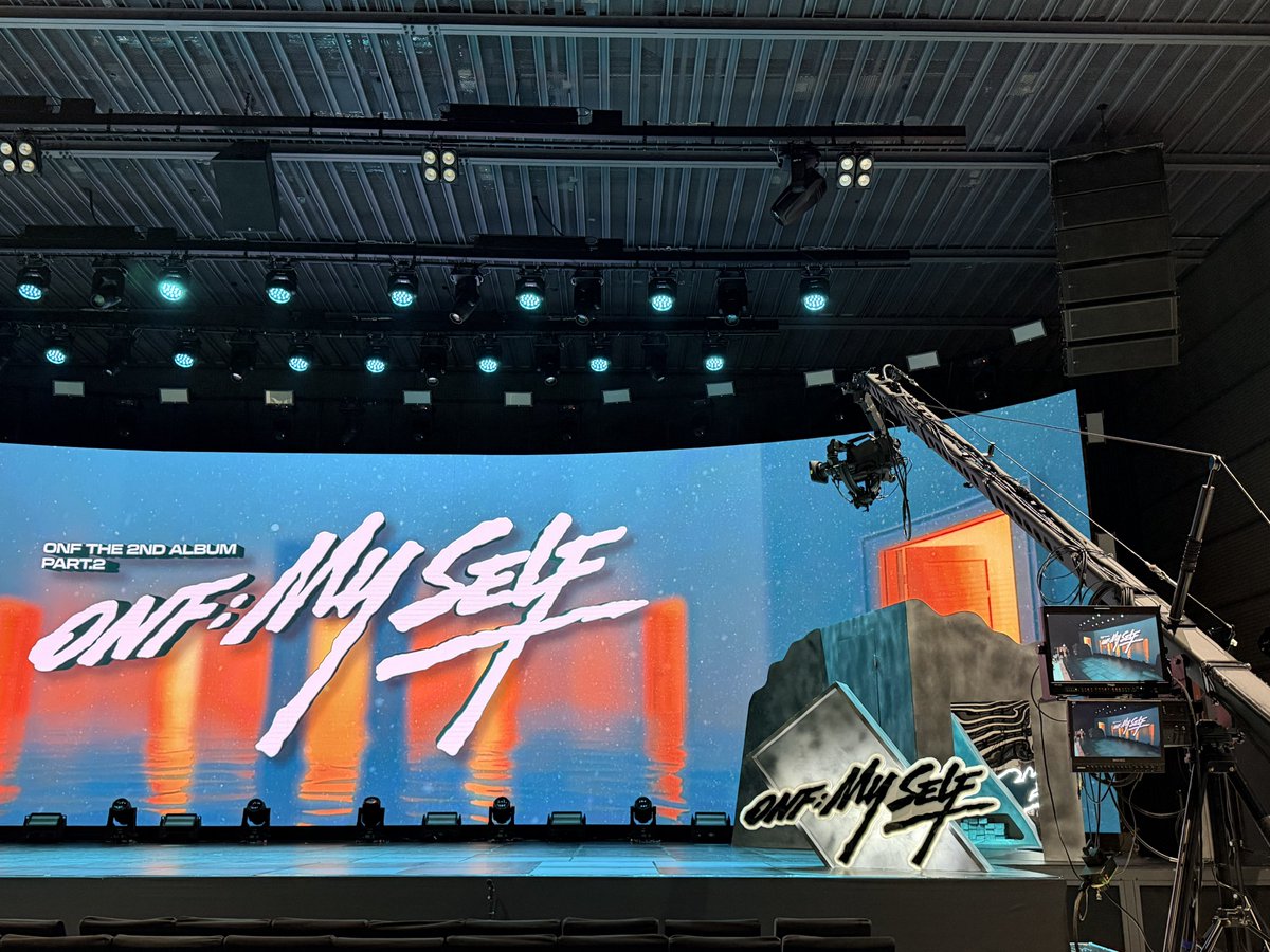 hyojinhary's tweet photo. 그냥 오늘 온방 사녹을 겪으면서 느낀건데... 
우리가 아이돌을 좋아한단 이유만으로 겪었던 고난과 역경을 멤버들도 알고 속상했었구나... 

춥거나 혹은 땡볕에 길바닥에 앉아서 대기한다고 고생하니까 바로 <실내 대기장>마련하고,거기마저 덥다고 하니까 스튜디오 냉방 미친듯 틀어서 냉동고 만들어서 대기시키고...(내일은 겉옷하나 들고간다 ㅋㅋㅋ) 

 응원해줘서 고맙다고 가는 길에 손에 뭐 하나 쥐어주는 것도 맛잘알로 준비하고...

 눈치보며 5분도 안되는 시간 눈치보며 토크 잠깐하다 스케줄에 밀려 고작 20~30분 하던 사녹...우리꺼니까 눈치따윈 없어!! 대놓고 토크 타임에, 포토타임 막 하면서 1시간 반을 함께하고...

 방송룰이라 찍지도 못하던 걸 아예 대놓고 실컷 찍으라고 무대를 한번 더 하고...

 일단 놀랬던 건 스텝들의 친절함이야. 처음이라 겪은 불편함은 공지와 함께 빠른 피드백이 오고, 현장 그 누구도 악을 지르거나 눈치를 주거나 화를 내지 않았어. 오히려 소리가 너무 작다는 팬들의 얘기에 안들리는 곳에 가서 다시한번 얘기해주겠다고 했어. 

사실 정말 놀랬어. 그래도 꽤 오래 덕후란 이름을 달고 있었지만 이런 대우는 처음이었거든.  그냥 최근 1~2년간만 생각해봐도...우리에겐 정말 많은 일이 있었잖아?

 그걸 멤버들이 기억해두고 있었던 거야... 
그리고 바꿔버린거지...멤버들이 아니면 누가 이렇게까지 했겠냐고...

 물론 여기까지 아주 많은 돈이 들었을거야. 
일회성일지도 모르지. 앞으로의 무대는 그들이 진두지휘할 수 없을테니까. 

하지만 말야... 오늘 이 사랑들이 그들의 진심이었으니까...그걸 알았으니까... 앞으로는 어떨지 몰라도 오늘의 이 행복으로 즐길 수 있을 것 같아. 

고맙다. 우리도 사랑받는 소중한 사람이란 걸 알게 해줘서...너네들이 이러면 우리는 무조건 따라가지...❤️

Open The Door 🚪 진짜 대박나자❤️
늘 이렇게 행복한 무대들만 할 수 있게😍 그때는 남의 돈으로 더 거창하게 큰무대가서 큰소리 뻥뻥치자❤️