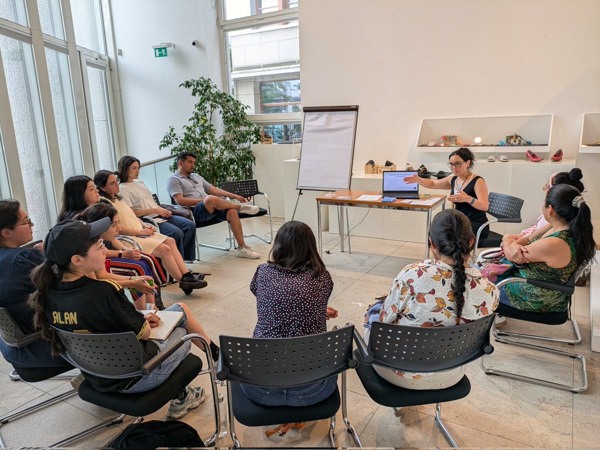 EmbaMexAle's tweet photo. En @EmbaMexAle albergamos hoy nuestra tradicional jornada informativa de protección preventiva sobre emprendimiento, integración y asuntos laborales. Expertas y expertos compartieron información sobre búsqueda de empleo, apoyos sociales y el uso de perfiles digitales para la inserción laboral. Además, sostuvimos un panel con emprendedoras y expertas sobre los mitos y realidades del emprendimiento en Alemania. Gran evento y grandes aliadas y aliados, en favor de la comunidad mexicana. @PacoQuiroga @ErasmoLaraC @SRE_mx