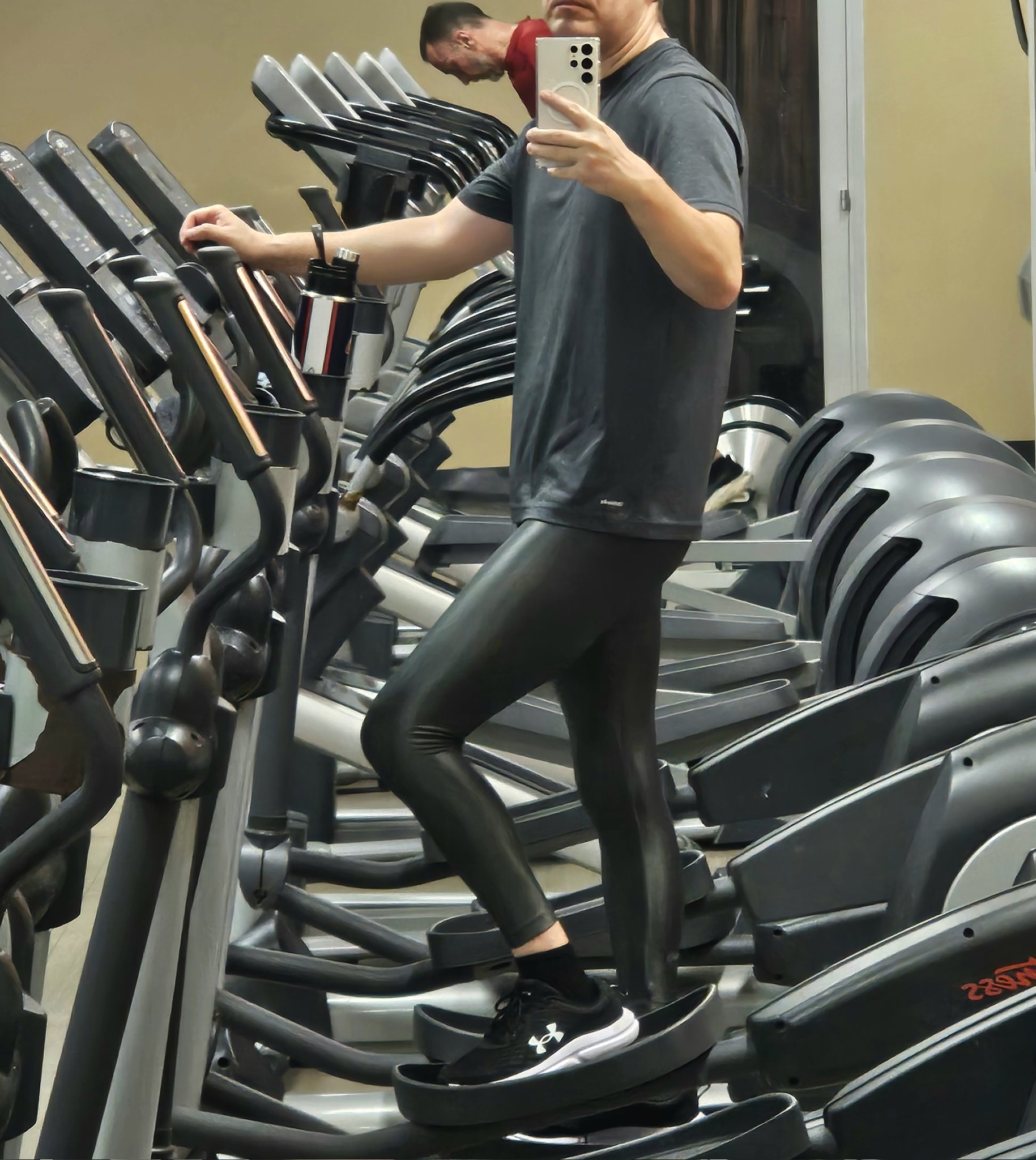 Doing some cardio at the gym https://t.co/xhUNRIpA16